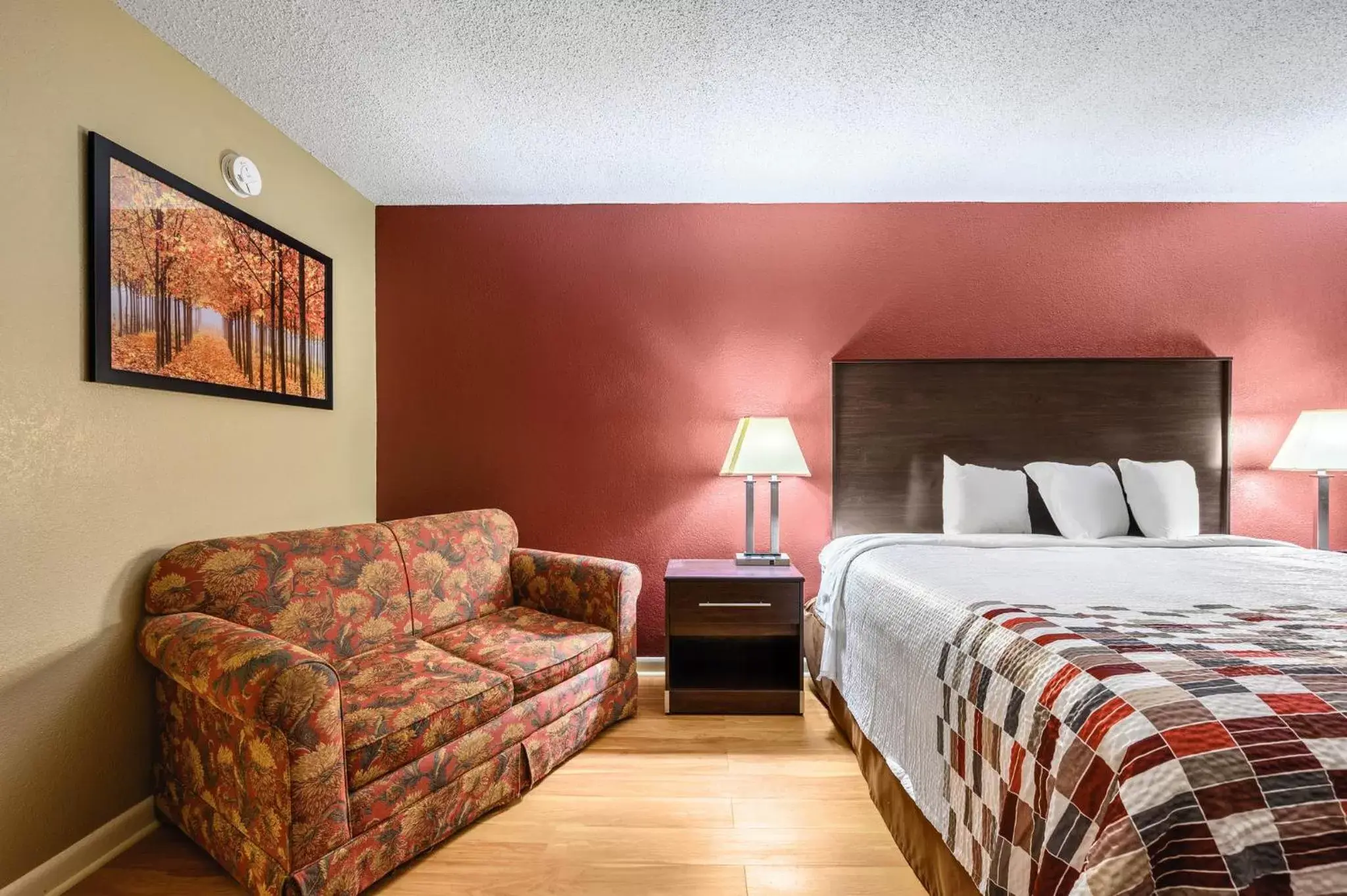 Superior King Room Renovated Non-Smoking in Red Roof Inn Sylacauga Superior King Room Renovated Non-Smoking in Red Roof Inn Sylacauga