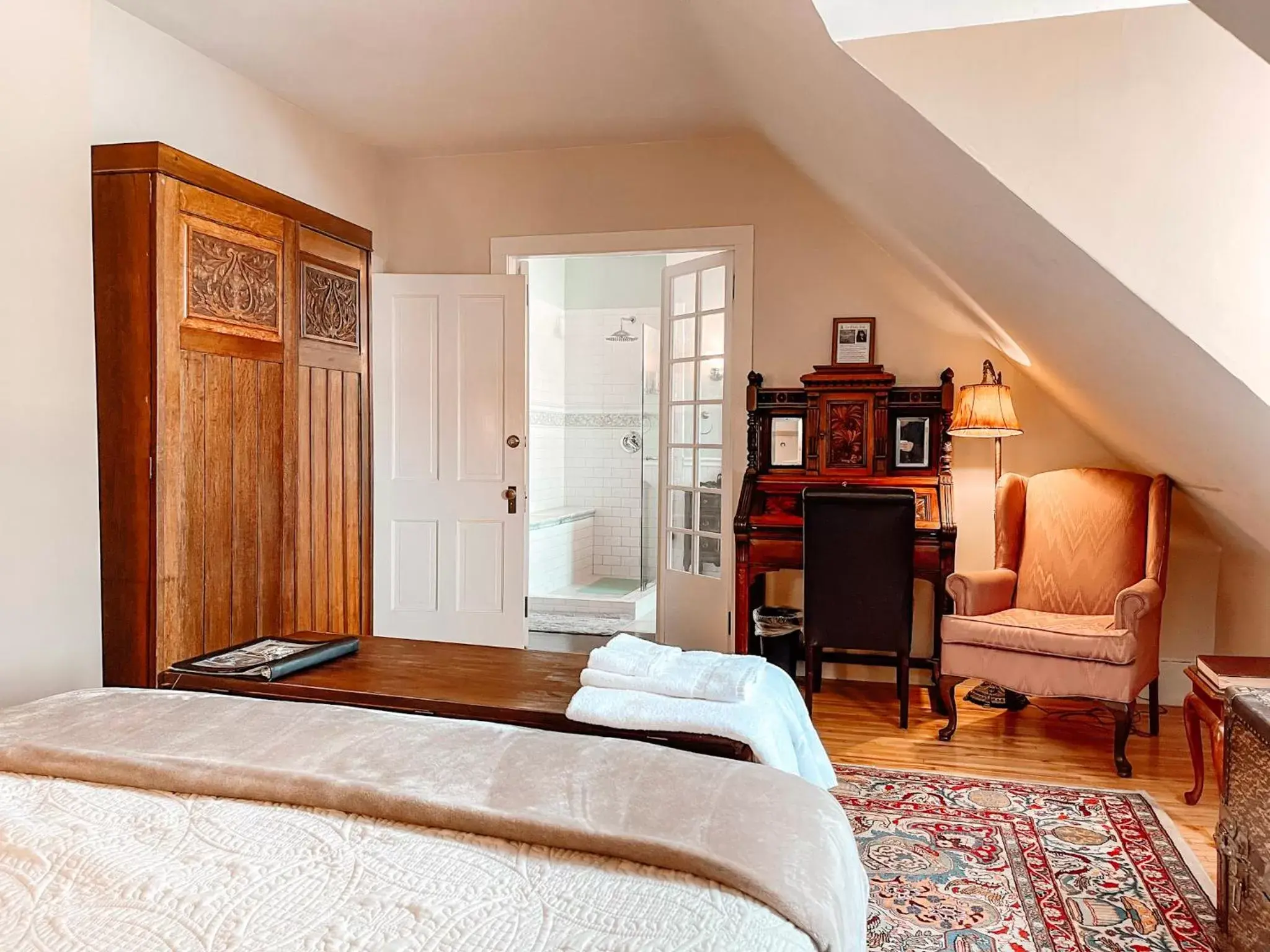 Deluxe Queen Room in 300 Clifton Deluxe Queen Room in 300 Clifton