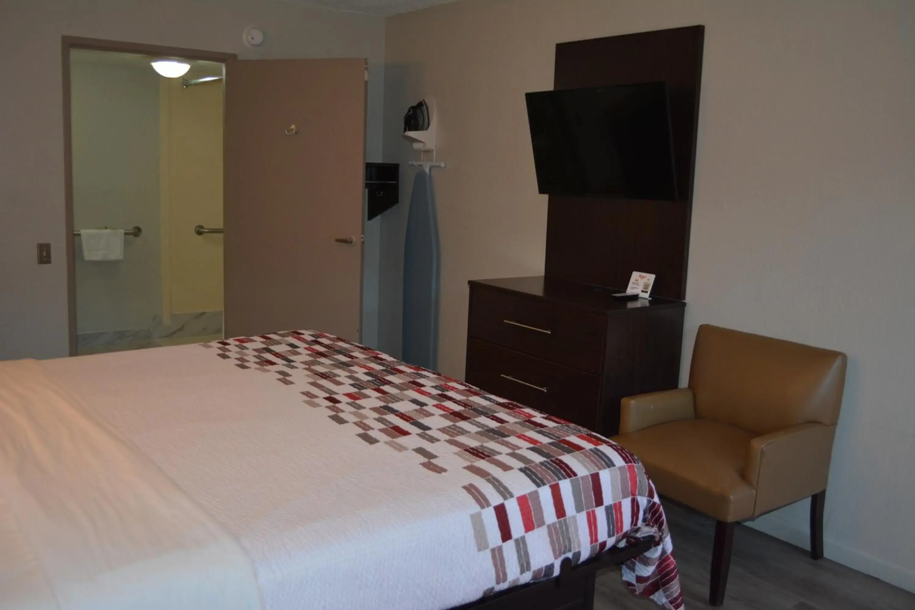 Deluxe King Room Disability Access Non-Smoking in Red Roof Inn Jackson North – Ridgeland Deluxe King Room Disability Access Non-Smoking in Red Roof Inn Jackson North – Ridgeland