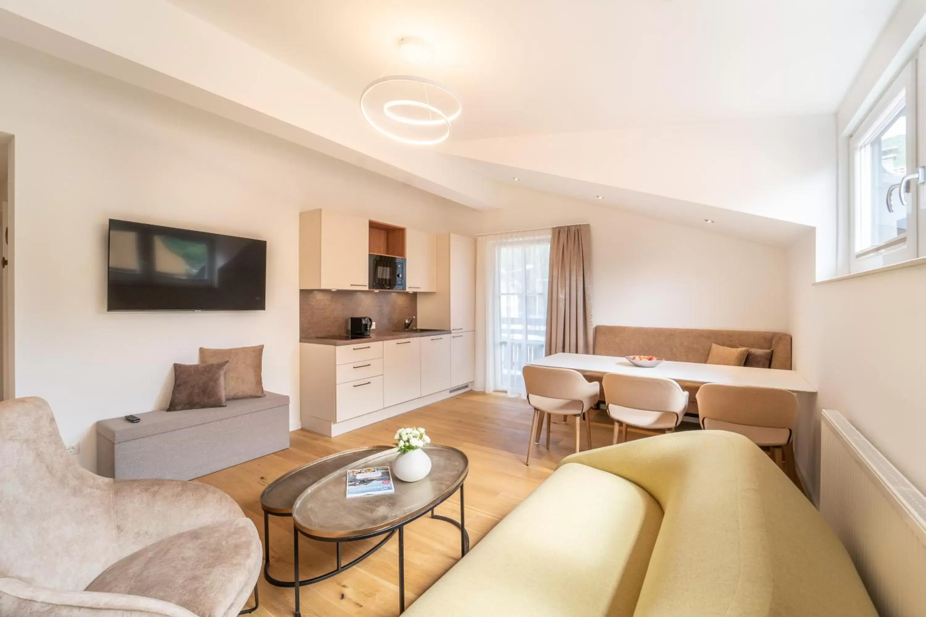 Large Two-Bedroom Apartment with Balcony in das mondsee Large Two-Bedroom Apartment with Balcony in das mondsee