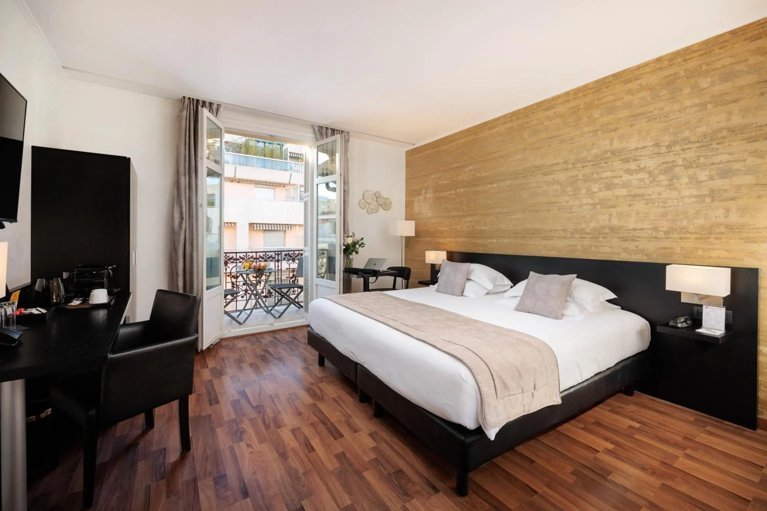 Deluxe King Room with Balcony in Best Western Plus Hôtel Massena Nice Deluxe King Room with Balcony in Best Western Plus Hôtel Massena Nice