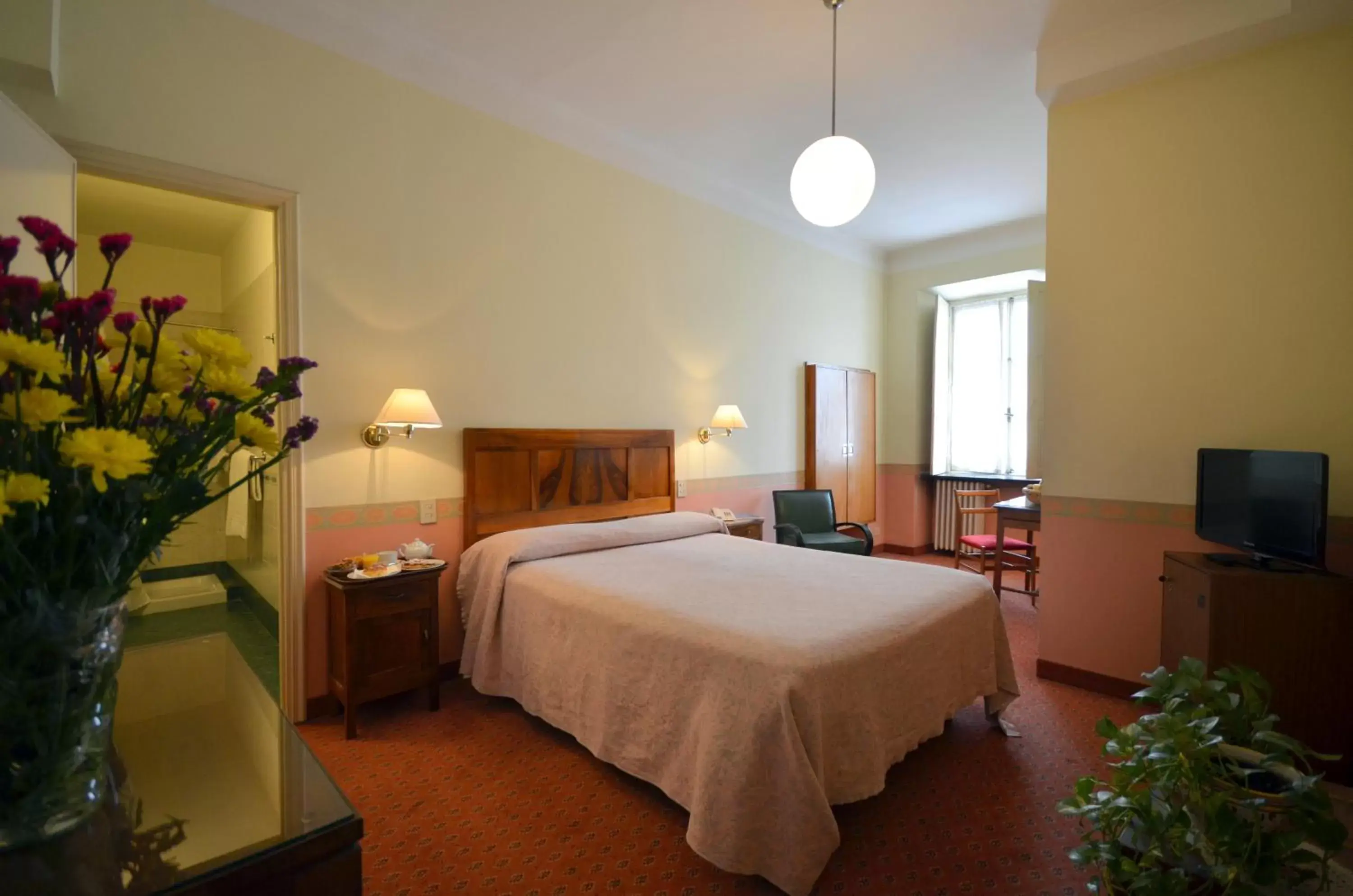 Basic Double or Twin Room in Hotel Roma e Rocca Cavour Basic Double or Twin Room in Hotel Roma e Rocca Cavour