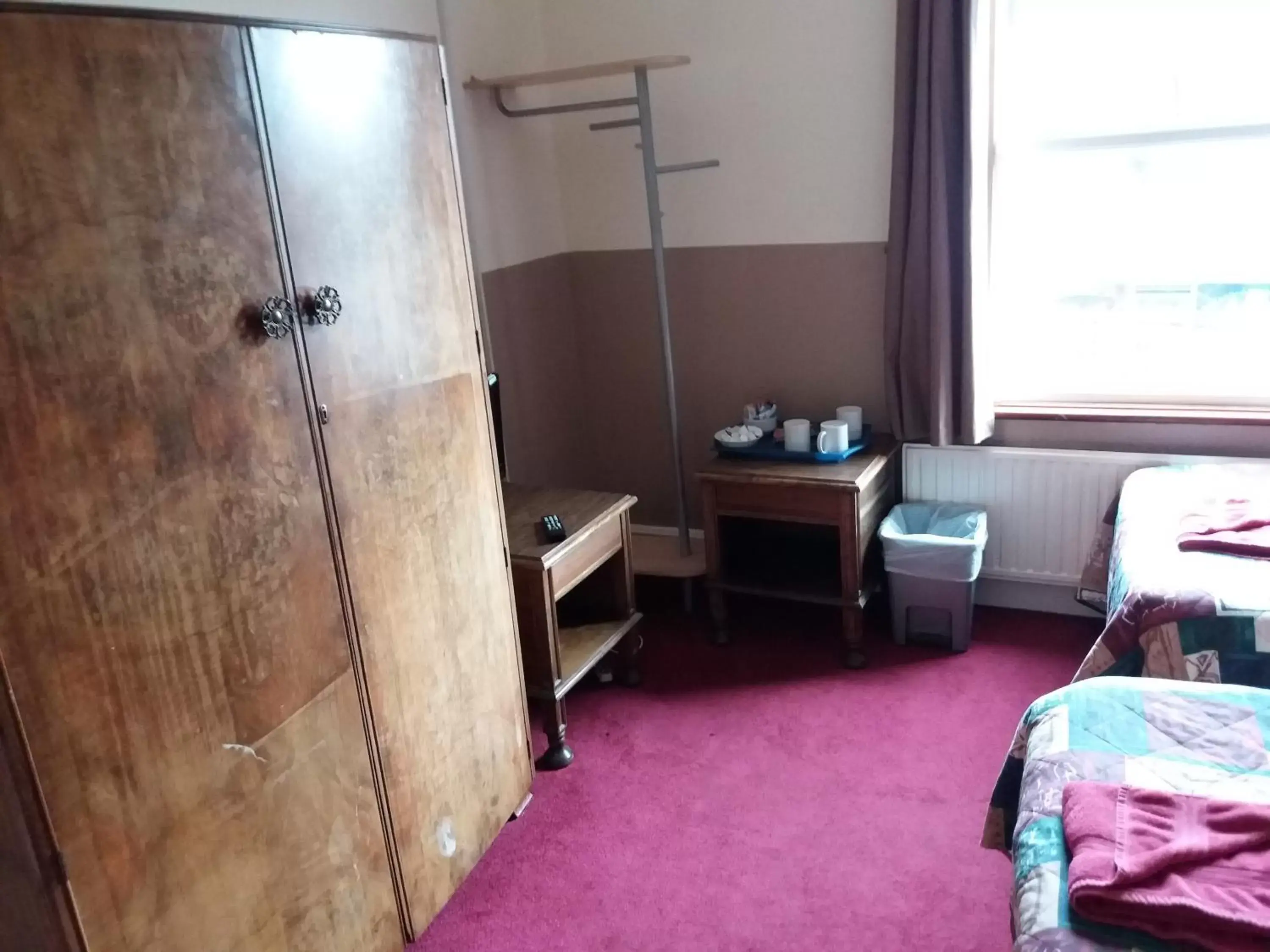 Basic Triple Room with Shared Bathroom in The Crouch Oak Basic Triple Room with Shared Bathroom in The Crouch Oak