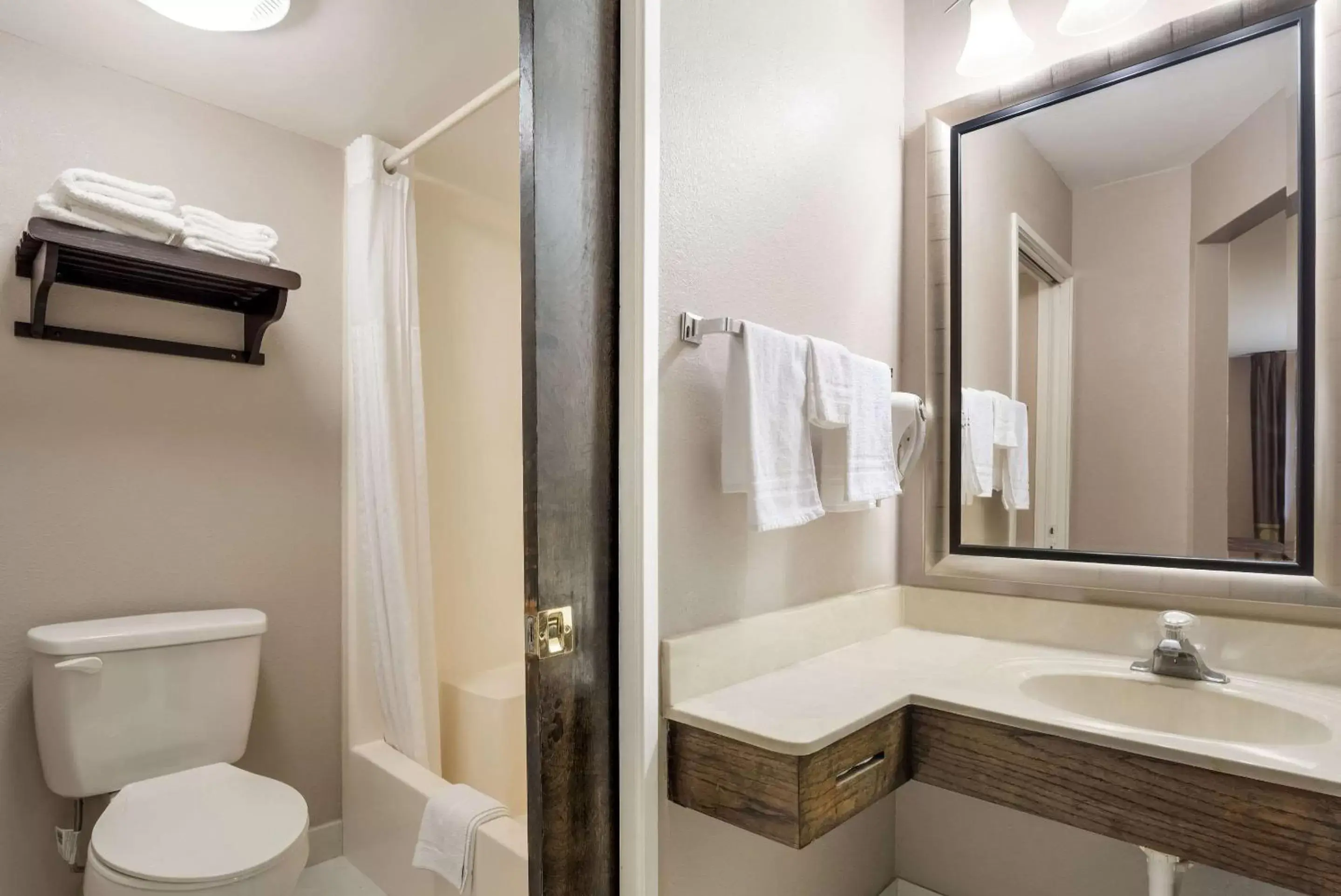 King Suite - Non Smoking in Rodeway Inn King Suite - Non Smoking in Rodeway Inn