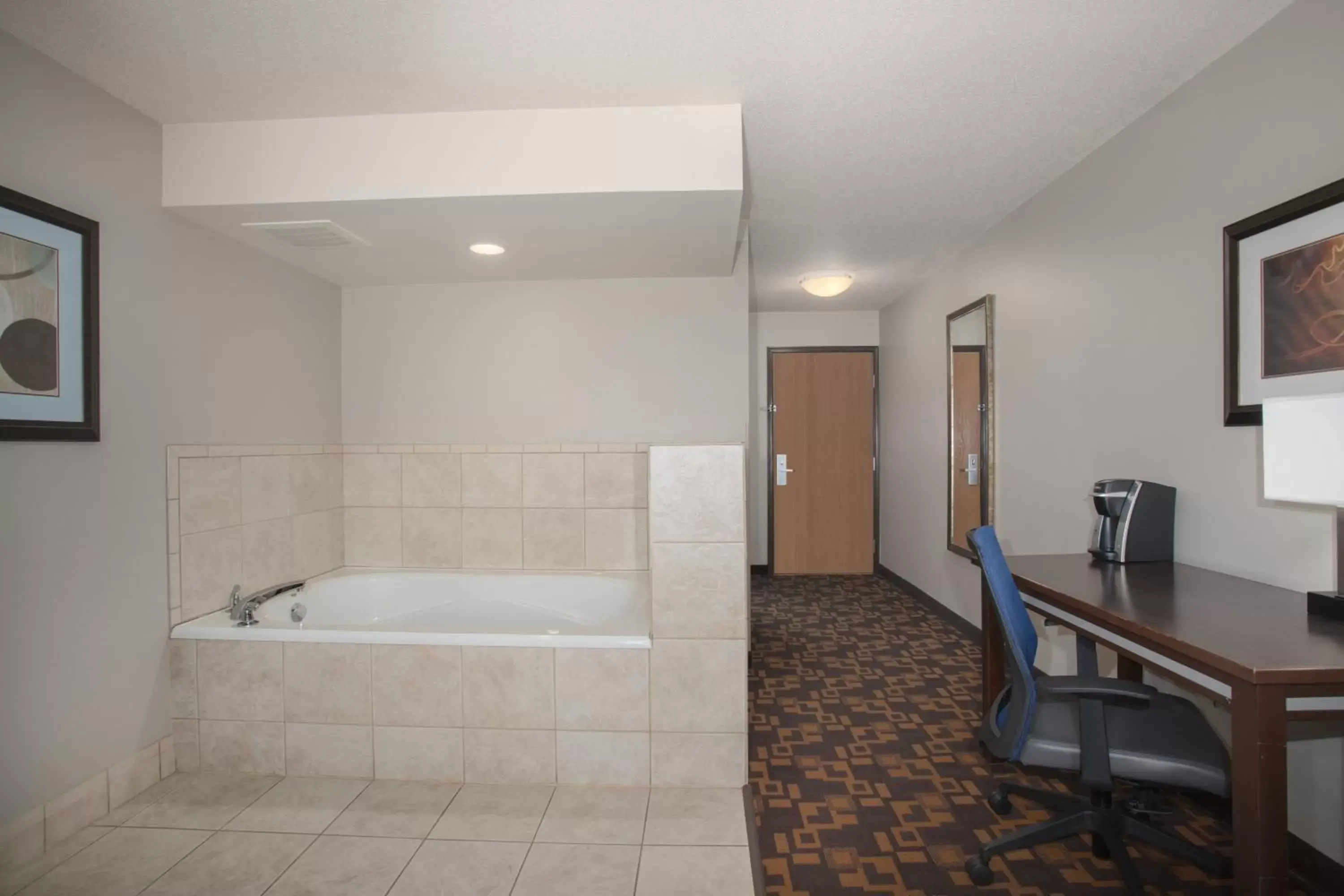 King Room with Spa Bath - Non-Smoking in Holiday Inn Express & Suites Yankton, an IHG Hotel King Room with Spa Bath - Non-Smoking in Holiday Inn Express & Suites Yankton, an IHG Hotel