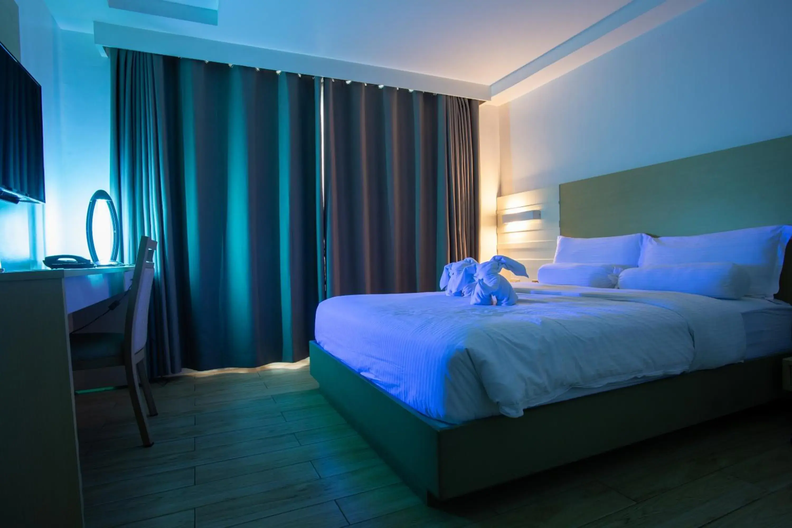 Deluxe Queen Room in Heroes Hotel Deluxe Queen Room in Heroes Hotel