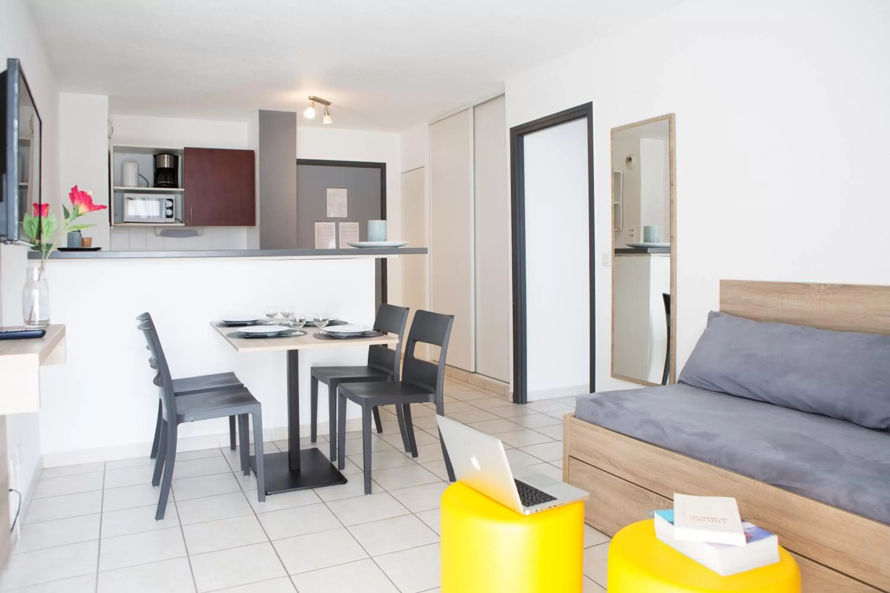 One-Bedroom Apartment (4 Adults) in Comfort Aparthotel Divonne La Versoix One-Bedroom Apartment (4 Adults) in Comfort Aparthotel Divonne La Versoix