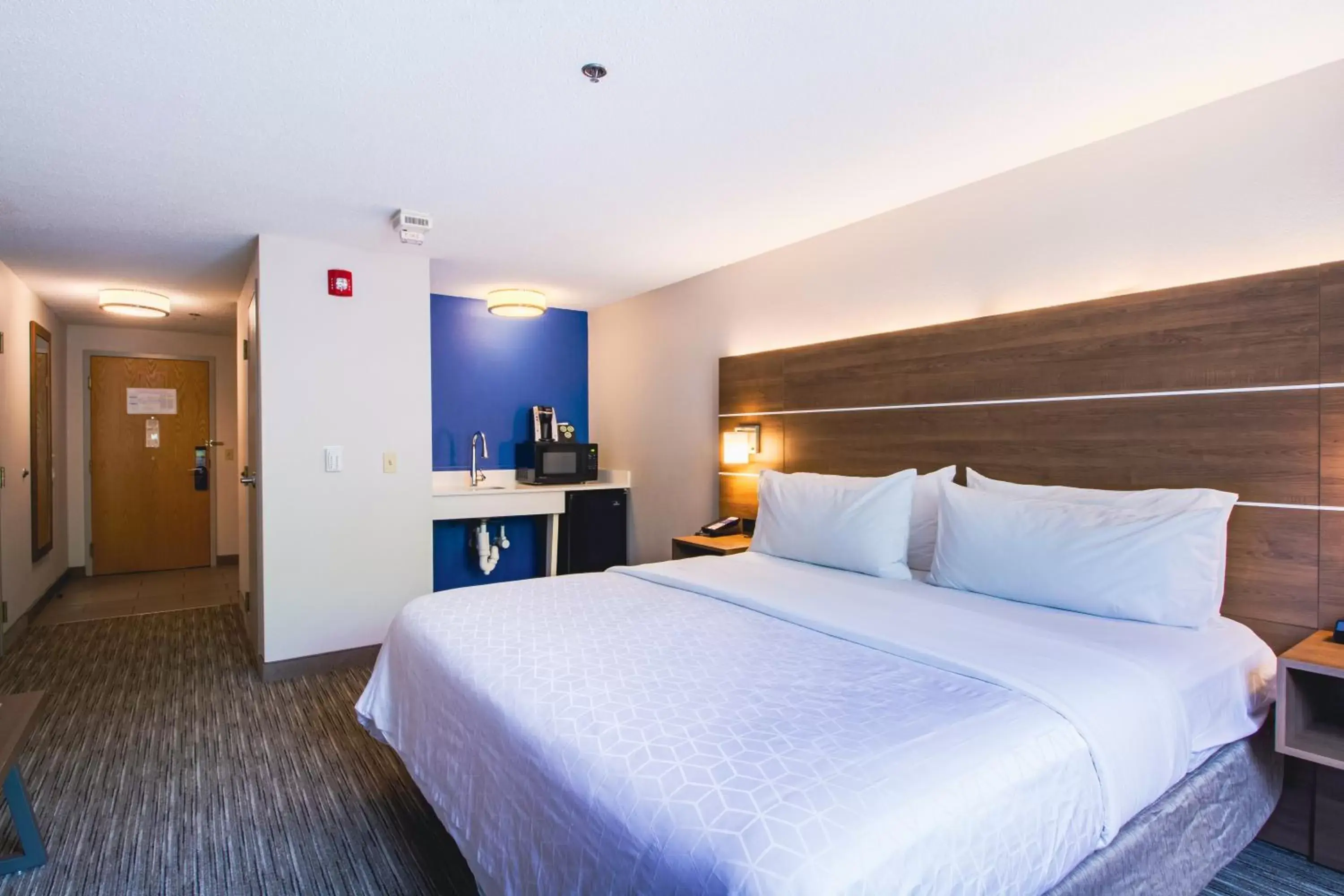 King Room - Disability Access/Hearing Accessible in Holiday Inn Express & Suites - Lincoln East - White Mountains, an IHG Hotel King Room - Disability Access/Hearing Accessible in Holiday Inn Express & Suites - Lincoln East - White Mountains, an IHG Hotel
