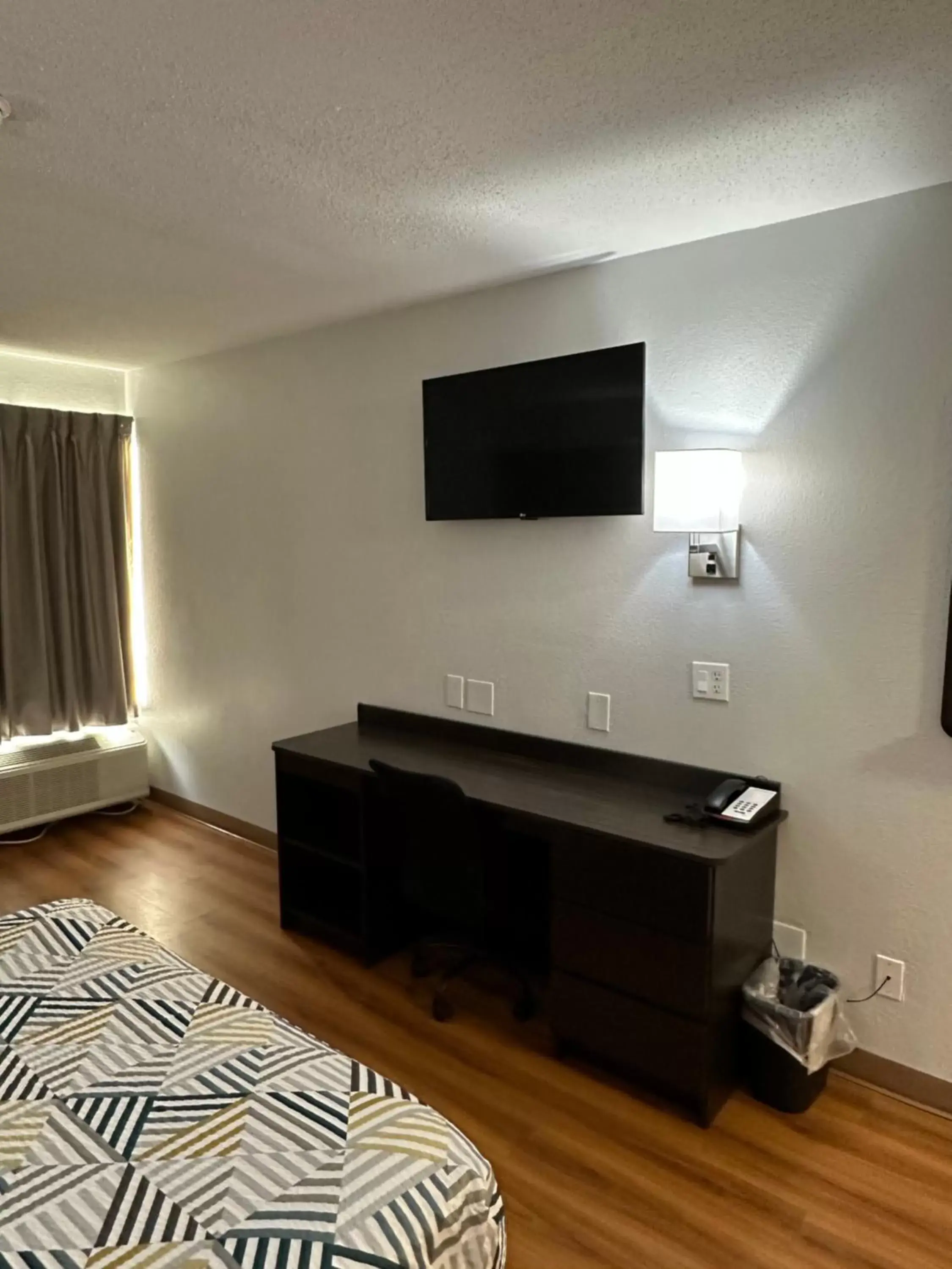 Superior Queen Room - Non-Smoking in Motel 6-Greensboro, NC - Airport Superior Queen Room - Non-Smoking in Motel 6-Greensboro, NC - Airport