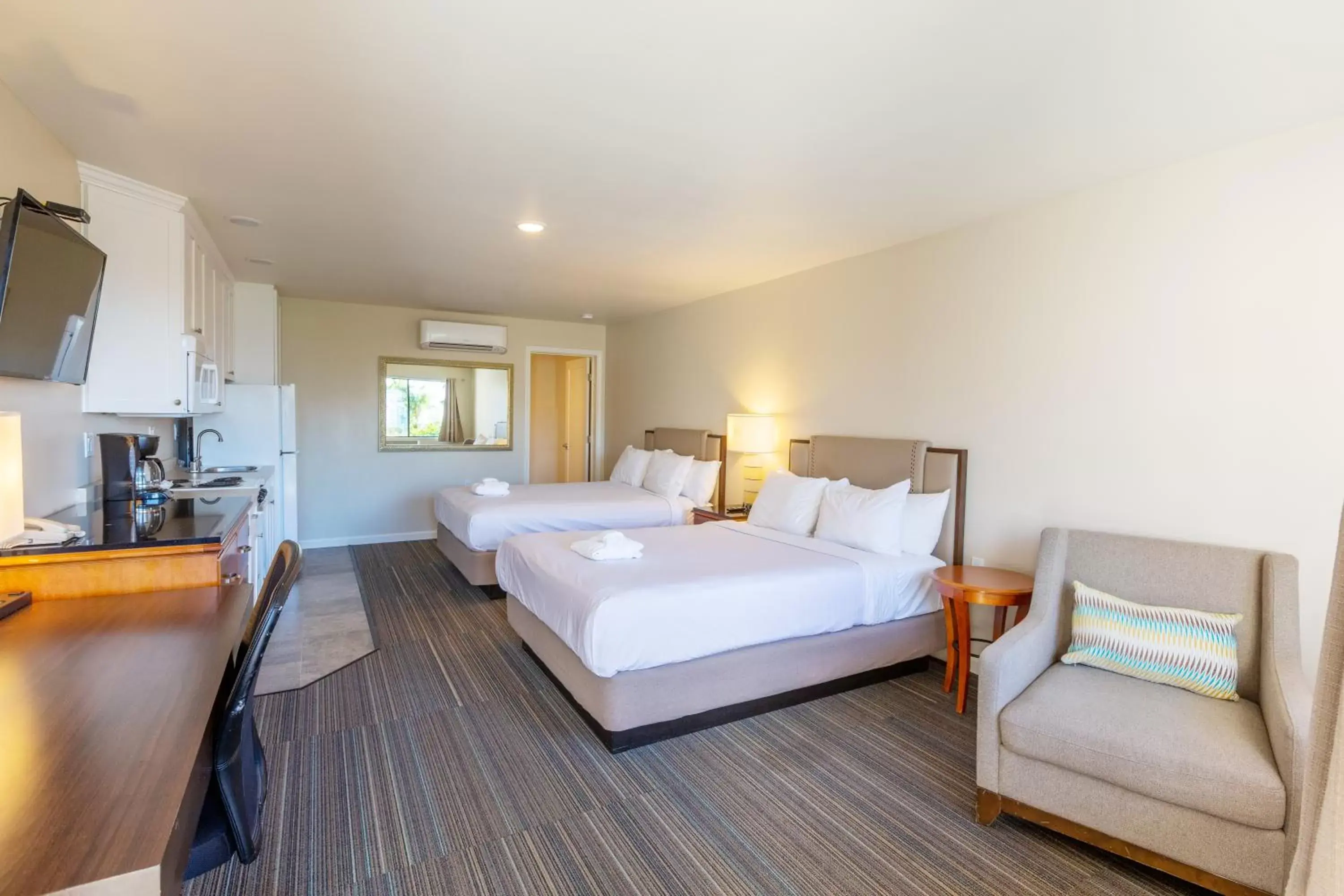 Double Room with Kitchenette and Patio in Moonlight Beach Motel Double Room with Kitchenette and Patio in Moonlight Beach Motel