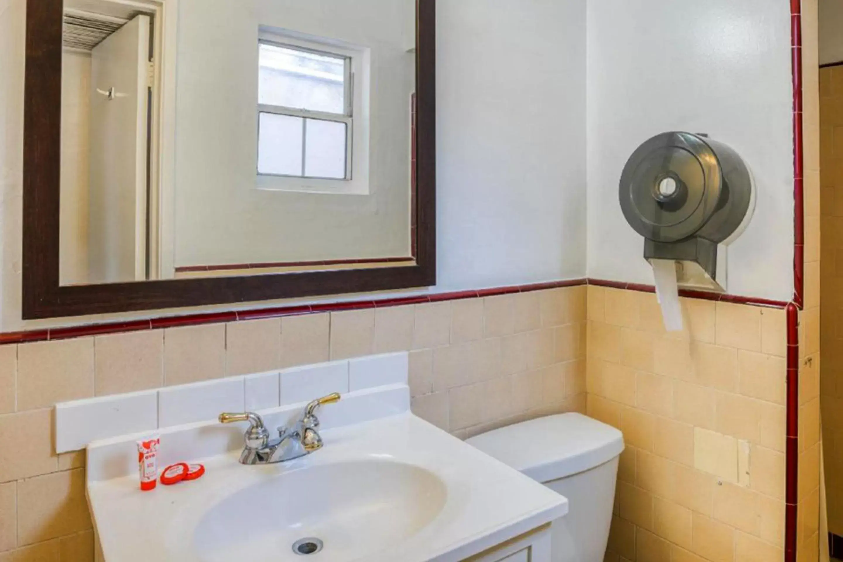 2 Queen Bed Smoking in OYO Gateway Motel Las Vegas North Strip Fremont St Area 2 Queen Bed Smoking in OYO Gateway Motel Las Vegas North Strip Fremont St Area