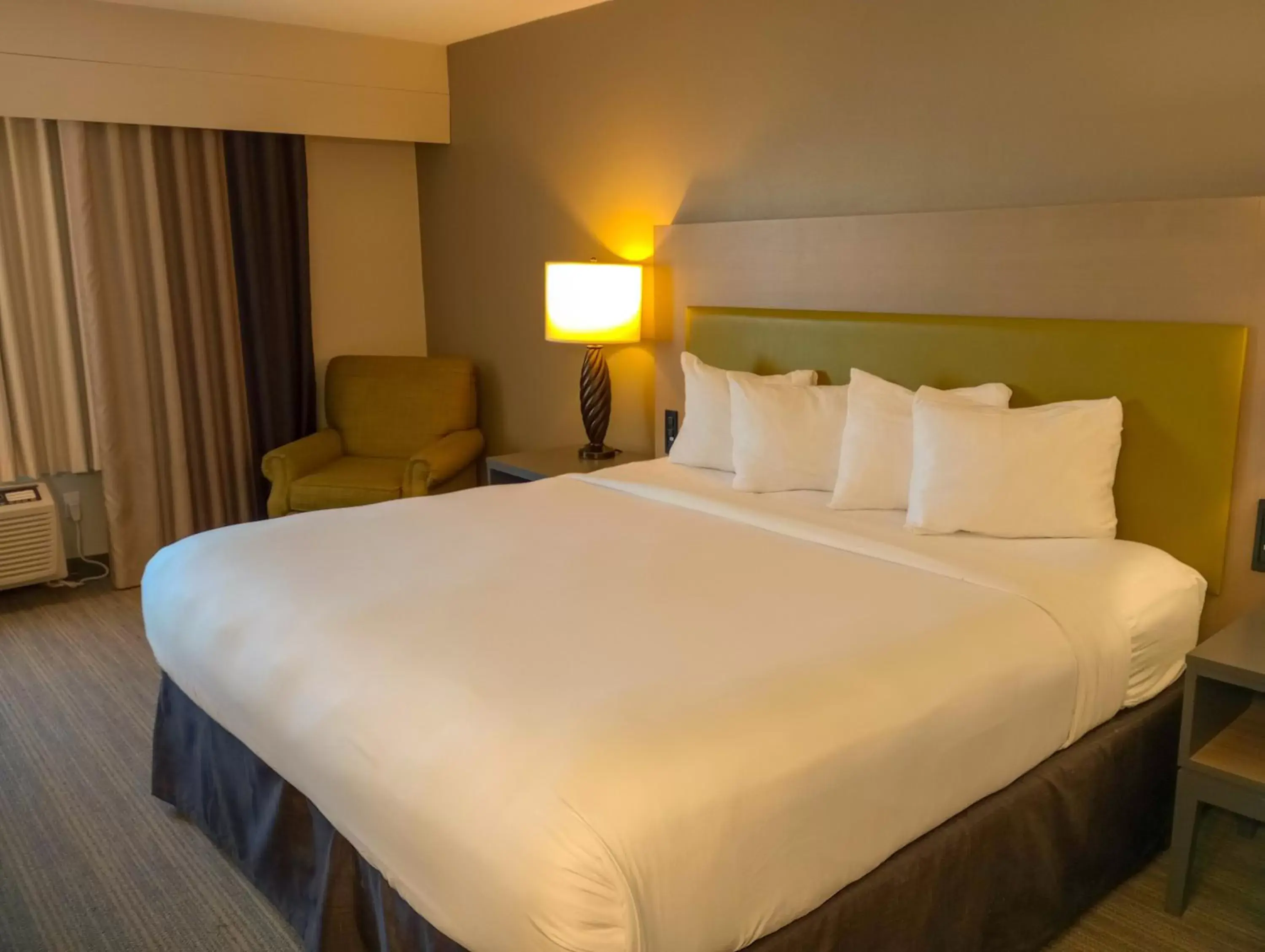 King Room in Country Inn & Suites by Radisson, Portland International Airport, OR King Room in Country Inn & Suites by Radisson, Portland International Airport, OR