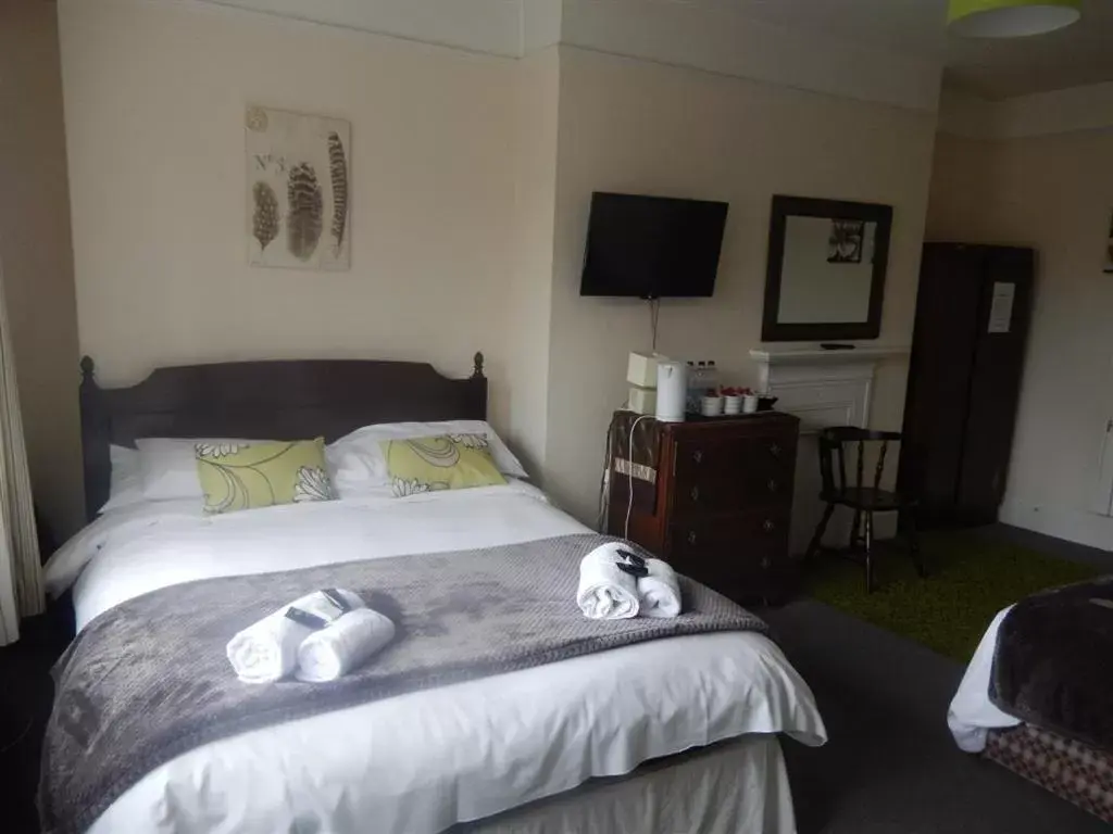 Triple Room with Shared Bathroom in The Bear Marlborough Triple Room with Shared Bathroom in The Bear Marlborough