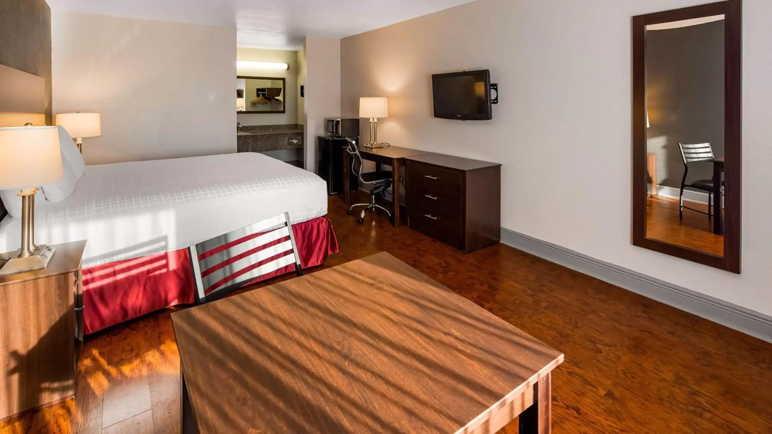 King Room with Mobility Accessible Tub in SureStay Plus Hotel by Best Western Hammond King Room with Mobility Accessible Tub in SureStay Plus Hotel by Best Western Hammond