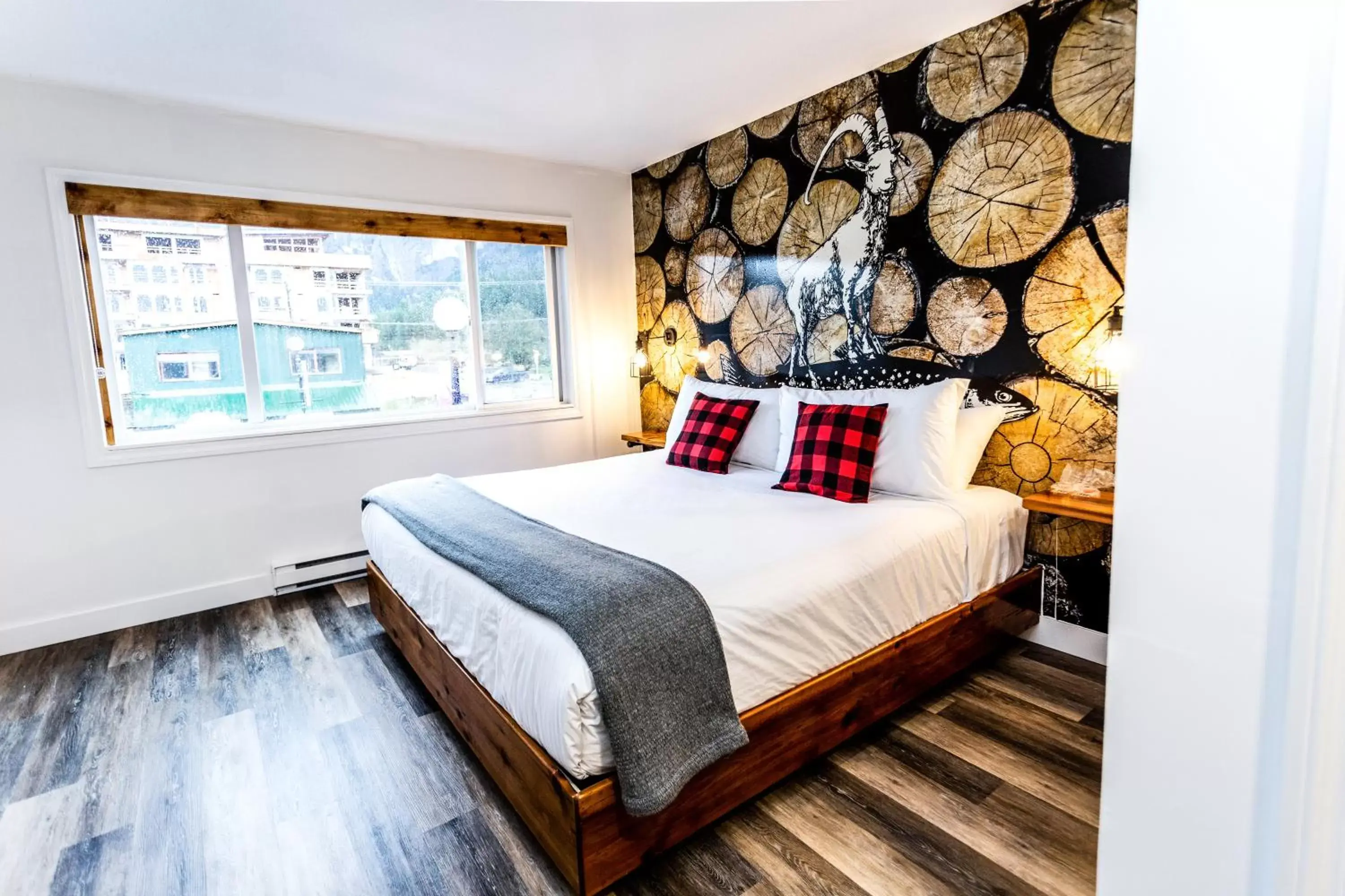 King Room with Mountain View in Crash Hotel Squamish King Room with Mountain View in Crash Hotel Squamish