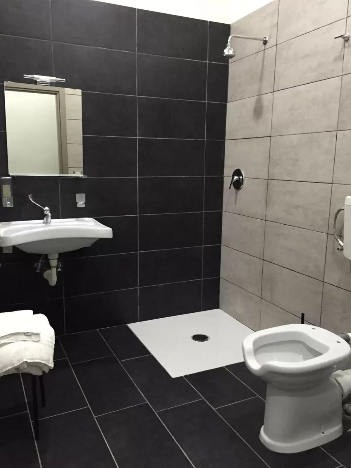 Classic Quadruple Room in B&B Napoli Binario 1 Classic Quadruple Room in B&B Napoli Binario 1