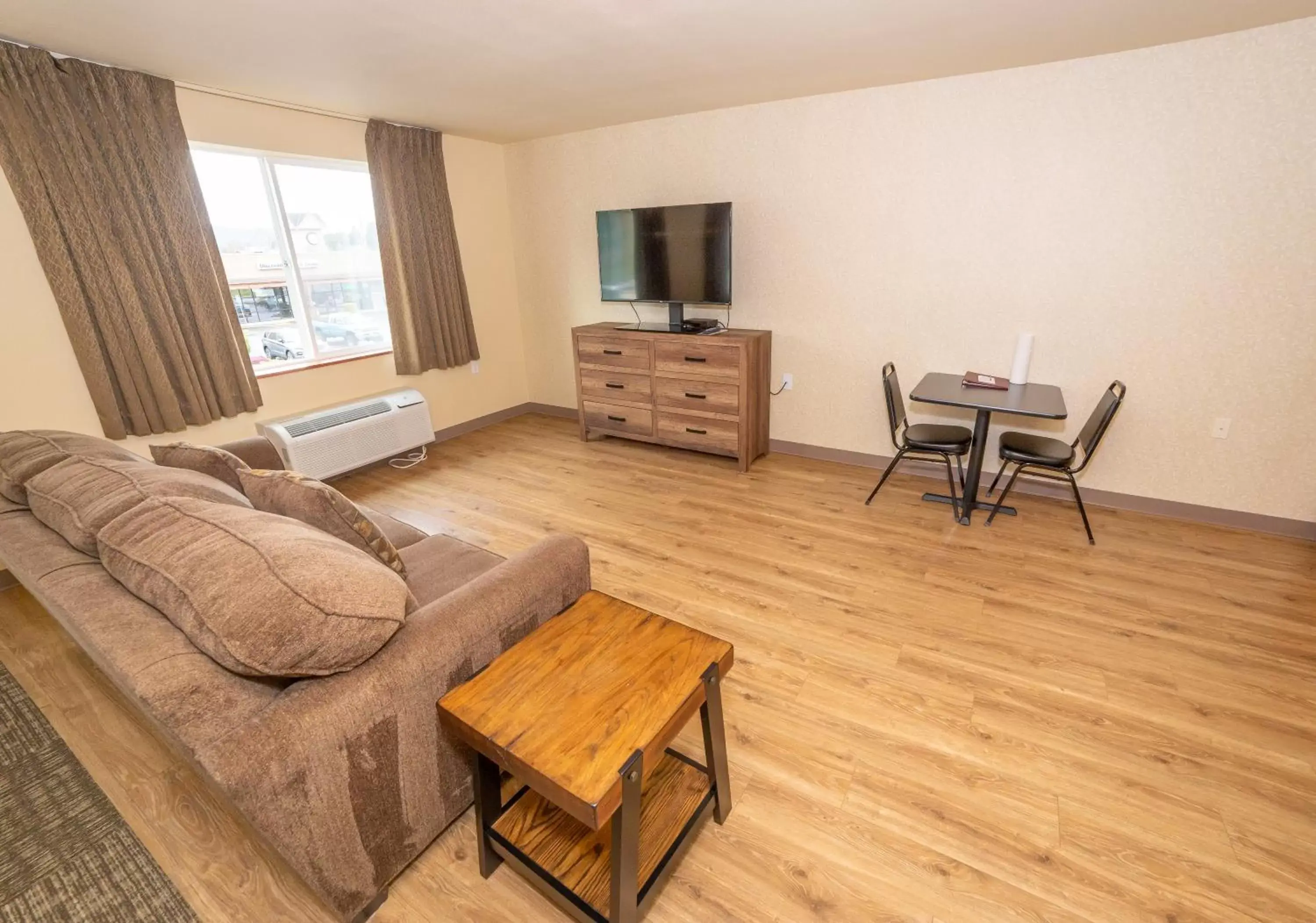 Superior Queen Room in Clatskanie River Inn Superior Queen Room in Clatskanie River Inn