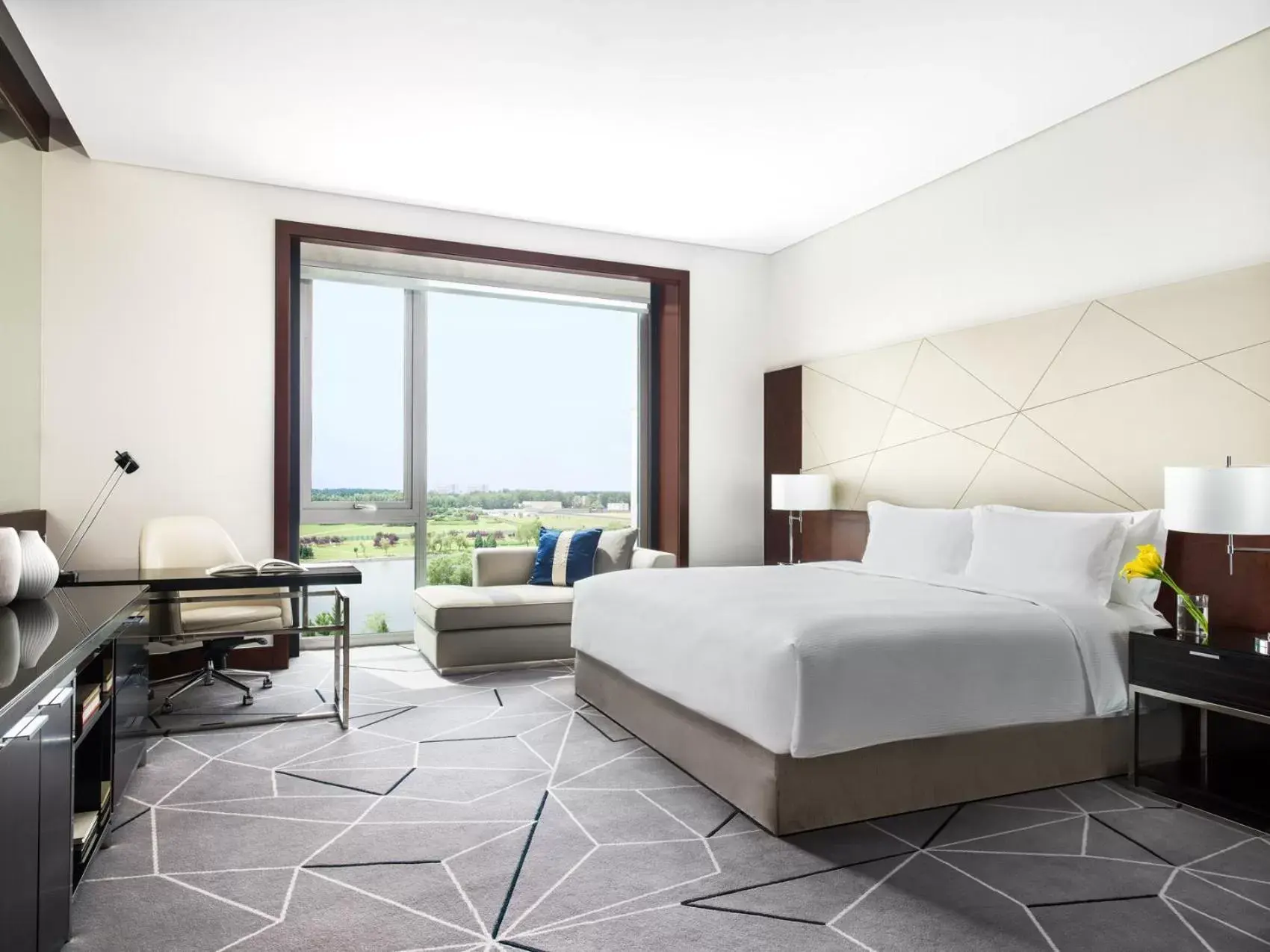 Deluxe Lake View King in Cordis, Beijing Capital Airport By Langham Hospitality Group Deluxe Lake View King in Cordis, Beijing Capital Airport By Langham Hospitality Group