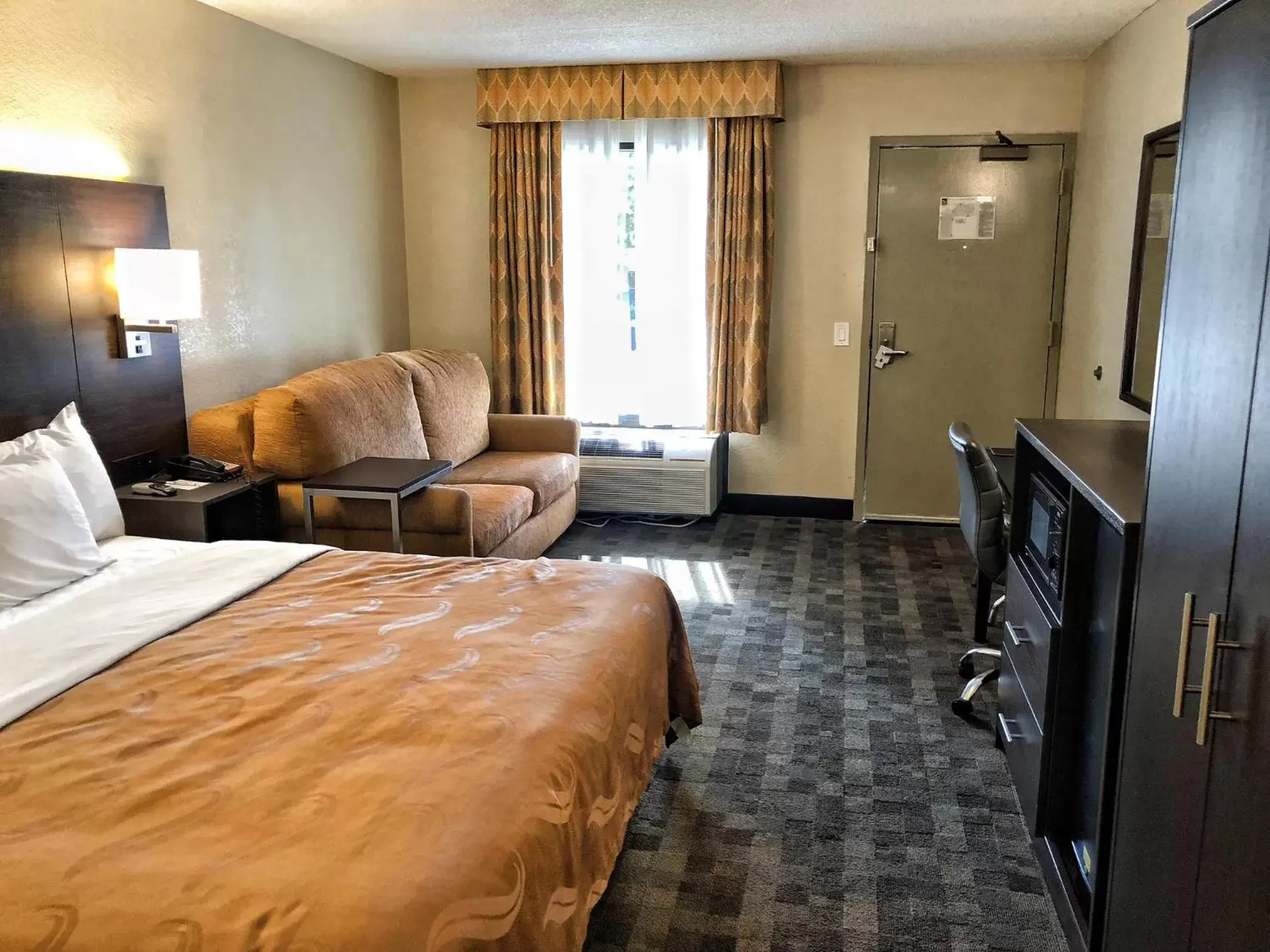 Standard Room, 1 King Bed, Accessible Tub, Non Smoking in Quality Inn Riverside near UCR and Downtown Standard Room, 1 King Bed, Accessible Tub, Non Smoking in Quality Inn Riverside near UCR and Downtown