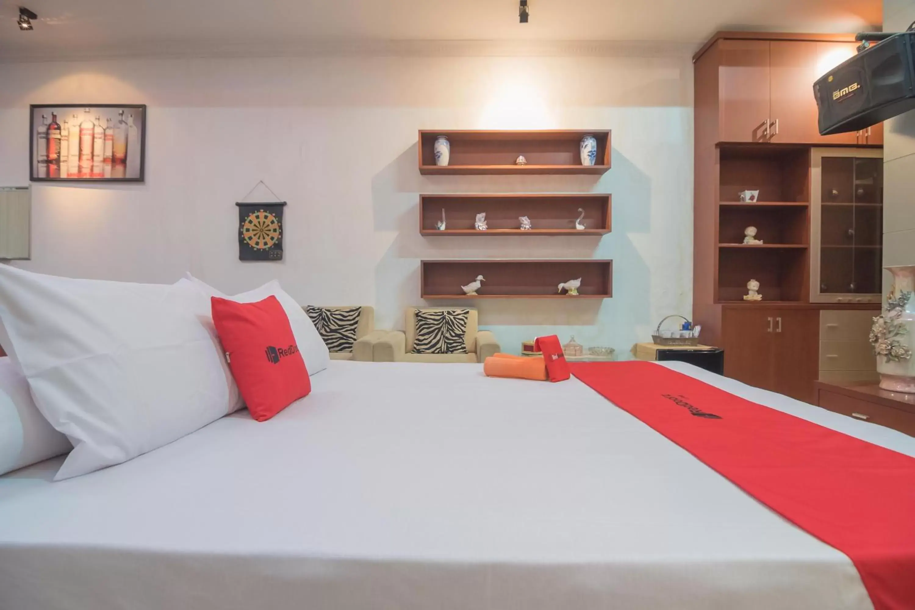 Family Room in RedDoorz Syariah near Margahayu Raya Family Room in RedDoorz Syariah near Margahayu Raya