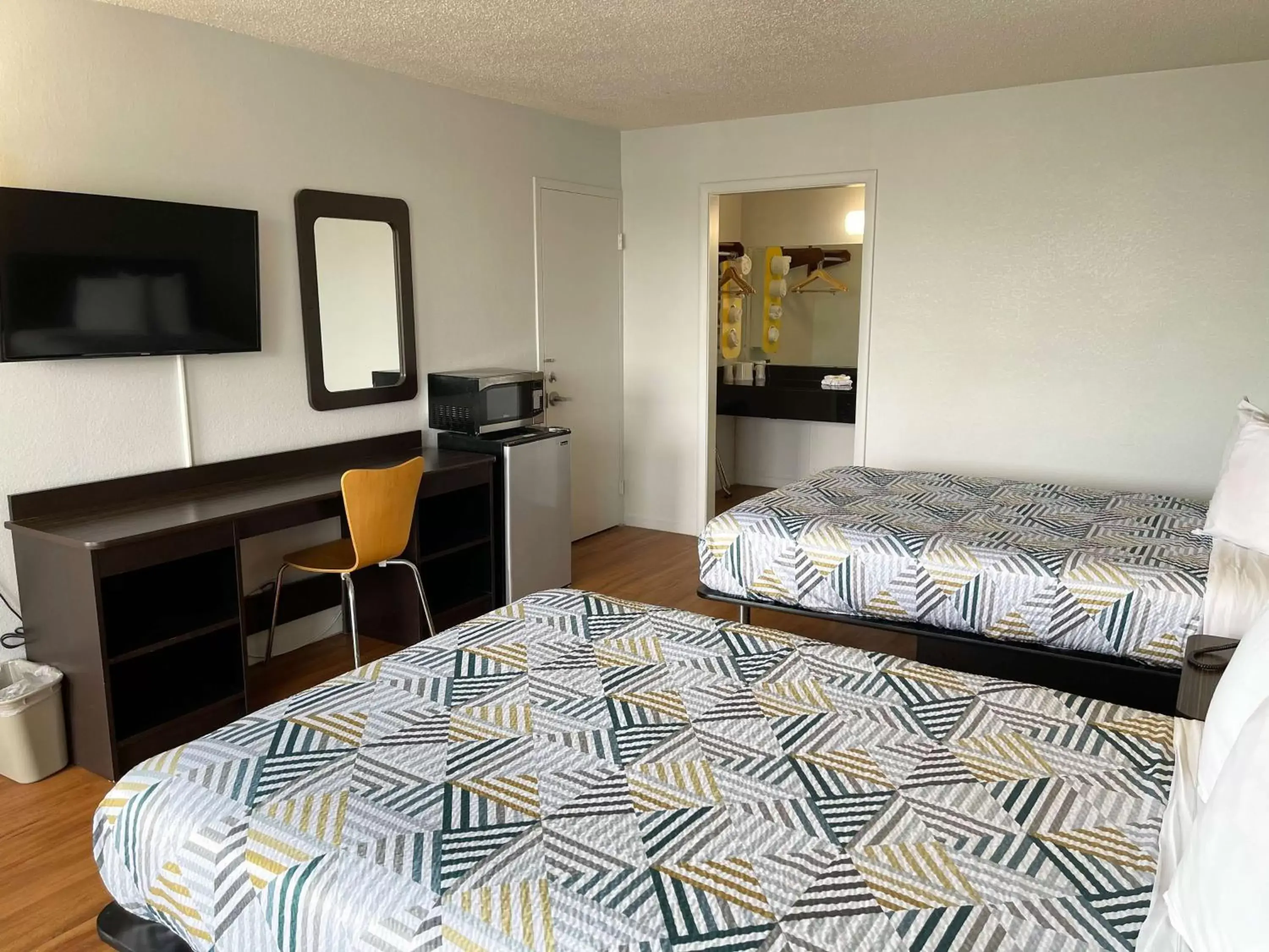 Quadruple Room - Non-Smoking in Motel 6-Troy, OH Quadruple Room - Non-Smoking in Motel 6-Troy, OH