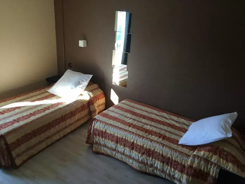 Twin Room in Hotel & Restaurant Le Mejean - Parc des Expositions Twin Room in Hotel & Restaurant Le Mejean - Parc des Expositions