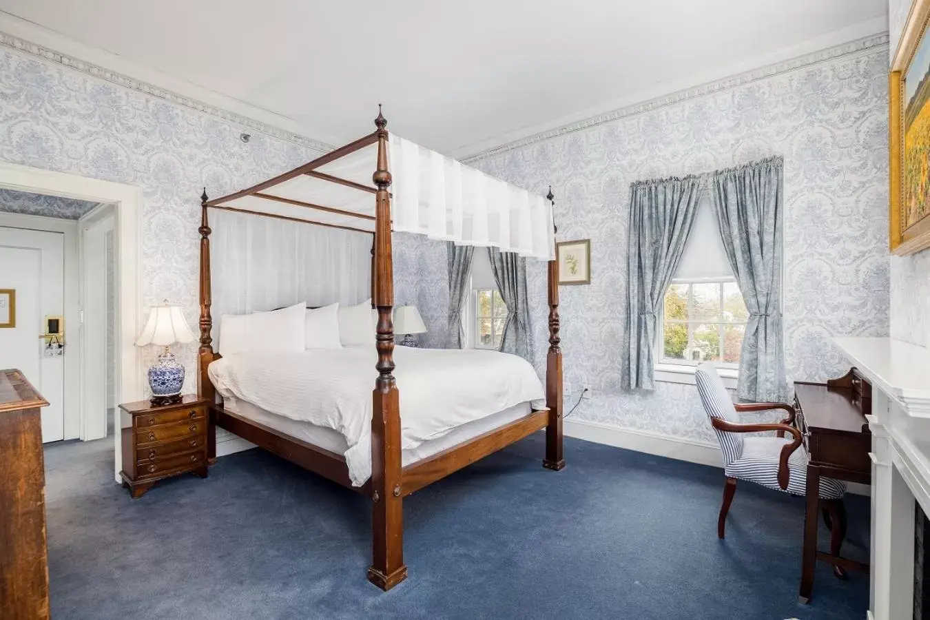 Queen Room with Sofa Bed in Simsbury 1820 House Queen Room with Sofa Bed in Simsbury 1820 House