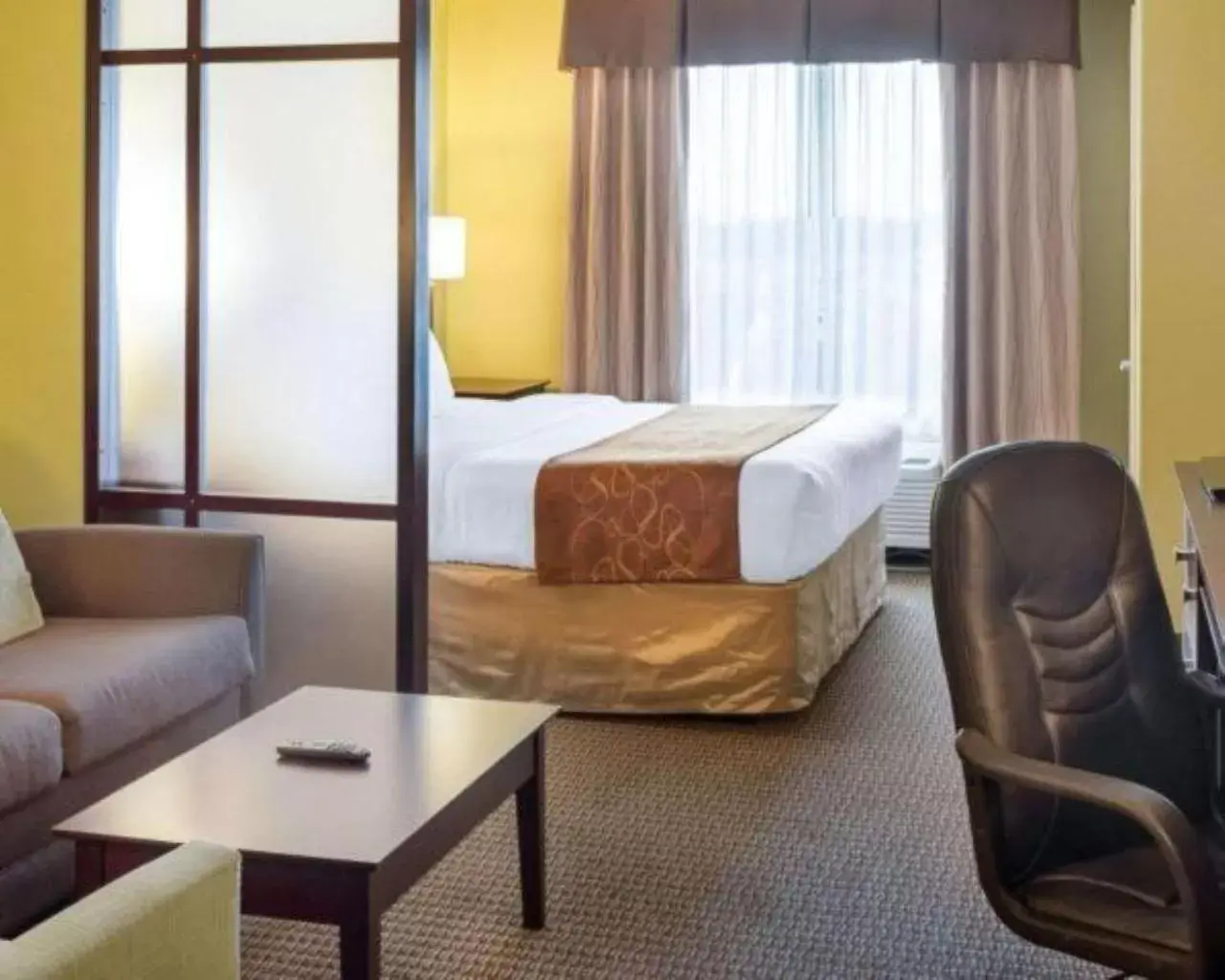 King Suite with Roll-In Shower - Accessible/Non-Smoking in Comfort Suites Harvey - New Orleans West Bank King Suite with Roll-In Shower - Accessible/Non-Smoking in Comfort Suites Harvey - New Orleans West Bank