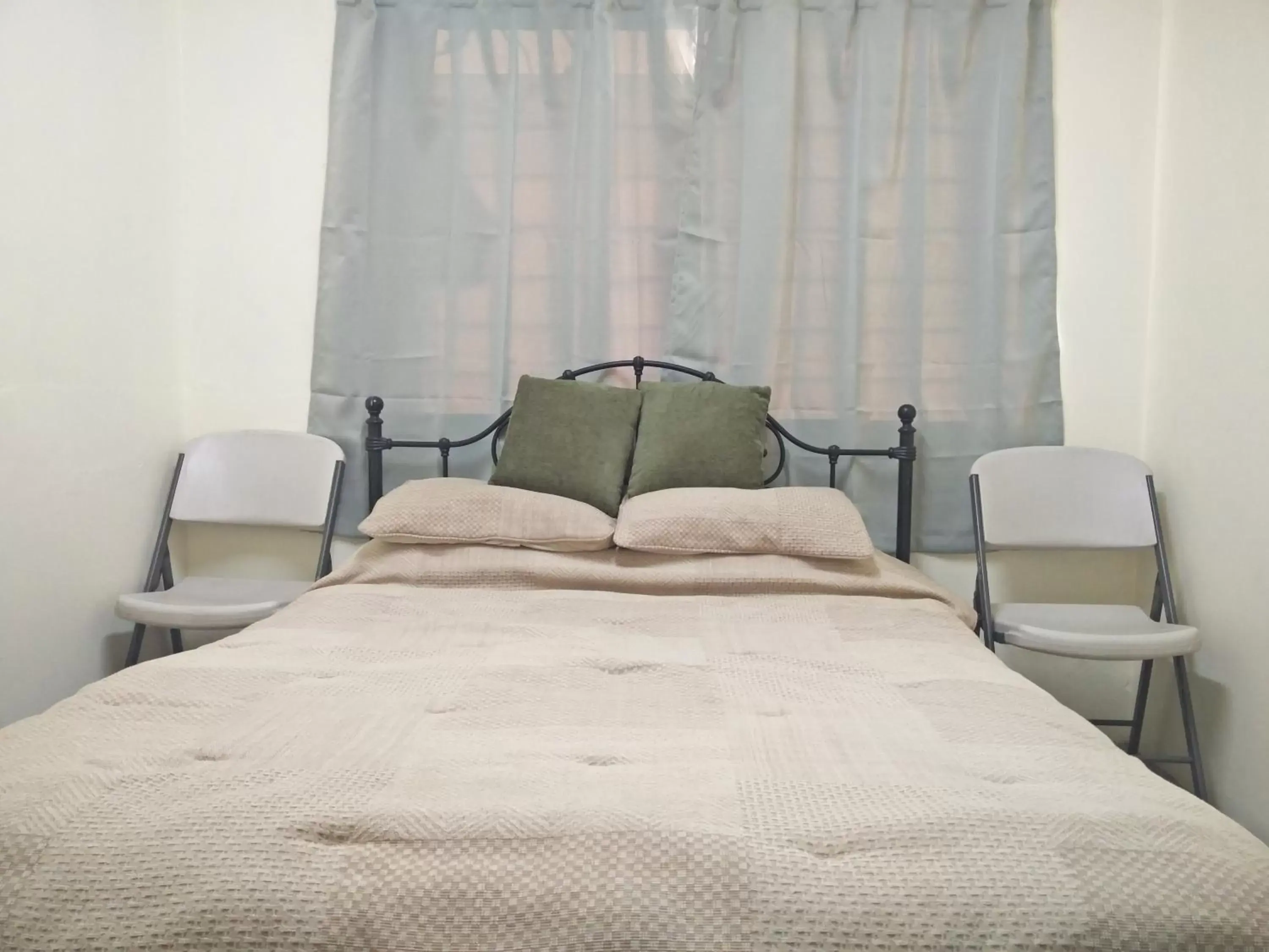 Deluxe Queen Room in Woodbrook on the Avenue Deluxe Queen Room in Woodbrook on the Avenue