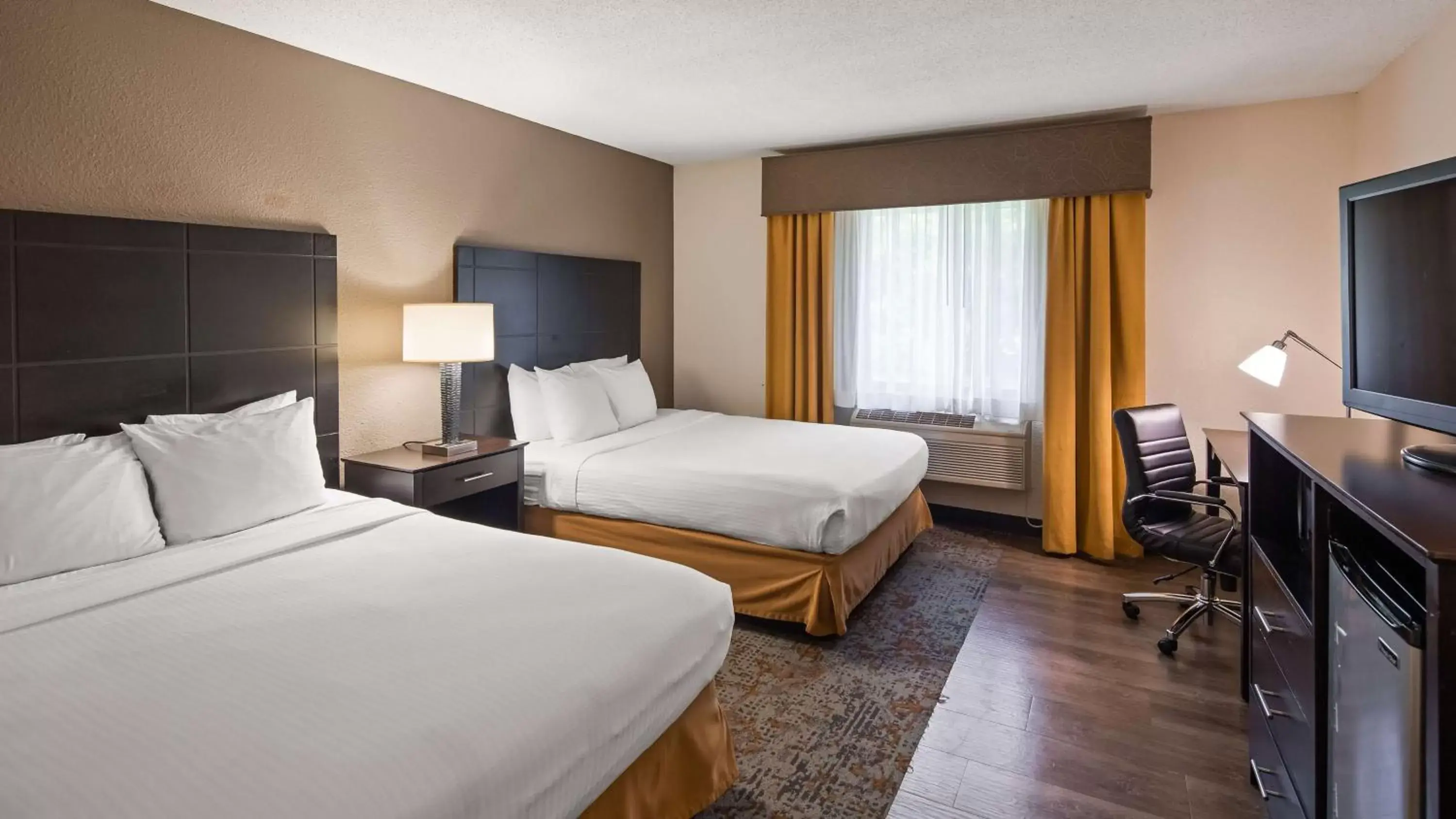 Queen Room with Two Queen Beds and Walk-In Shower - Disability Access in Best Western Plus Newark/Christiana Inn Queen Room with Two Queen Beds and Walk-In Shower - Disability Access in Best Western Plus Newark/Christiana Inn