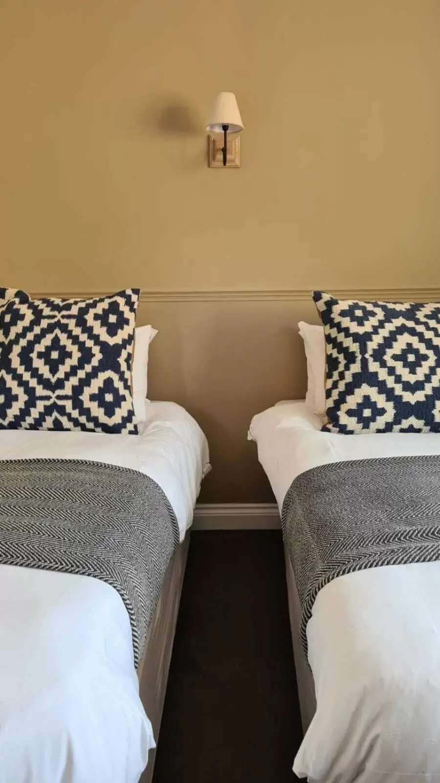 Twin Room with Shower in The Cricketers Inn Twin Room with Shower in The Cricketers Inn