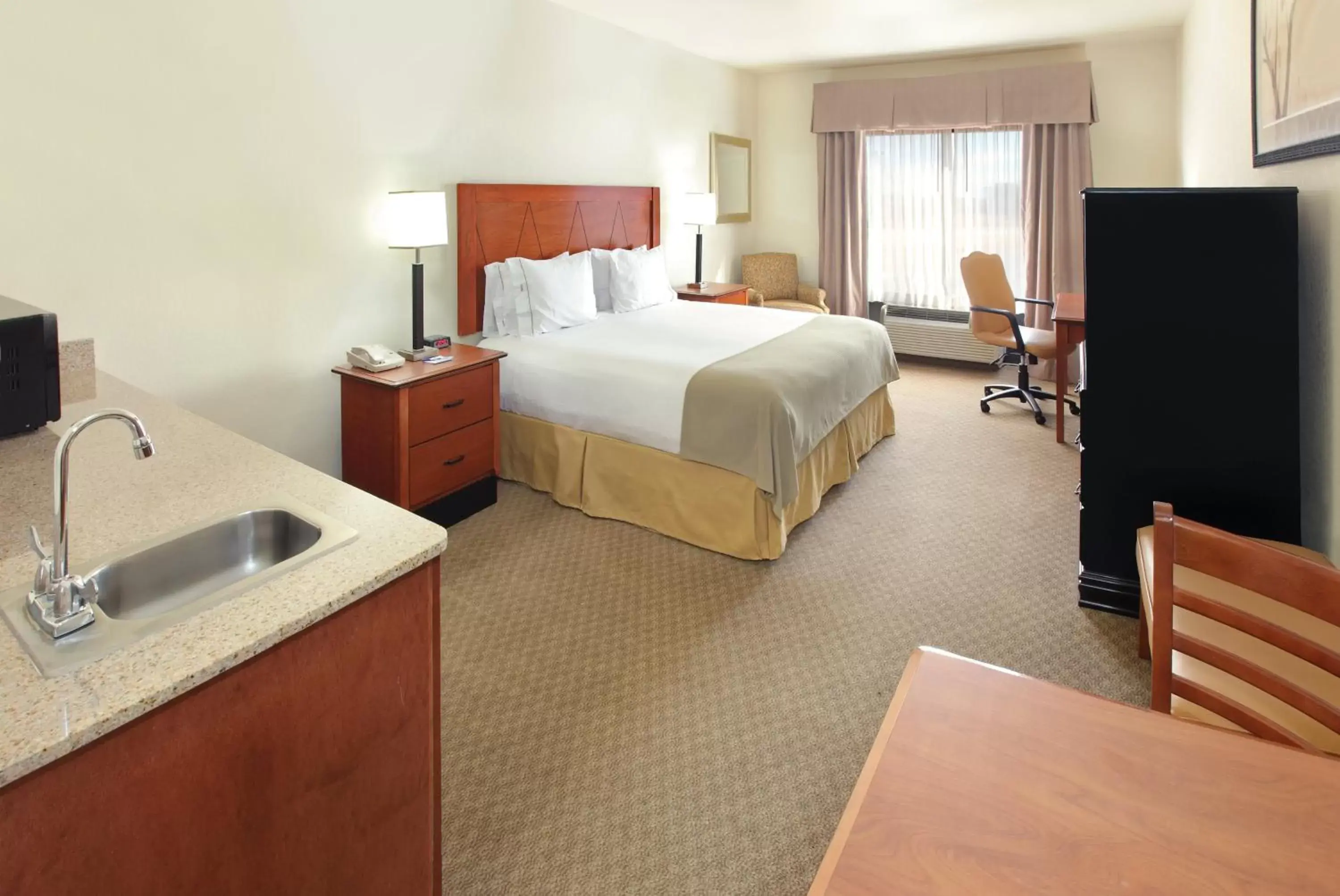 King Suite in Holiday Inn Express & Suites Pine Bluff/Pines Mall by IHG King Suite in Holiday Inn Express & Suites Pine Bluff/Pines Mall by IHG