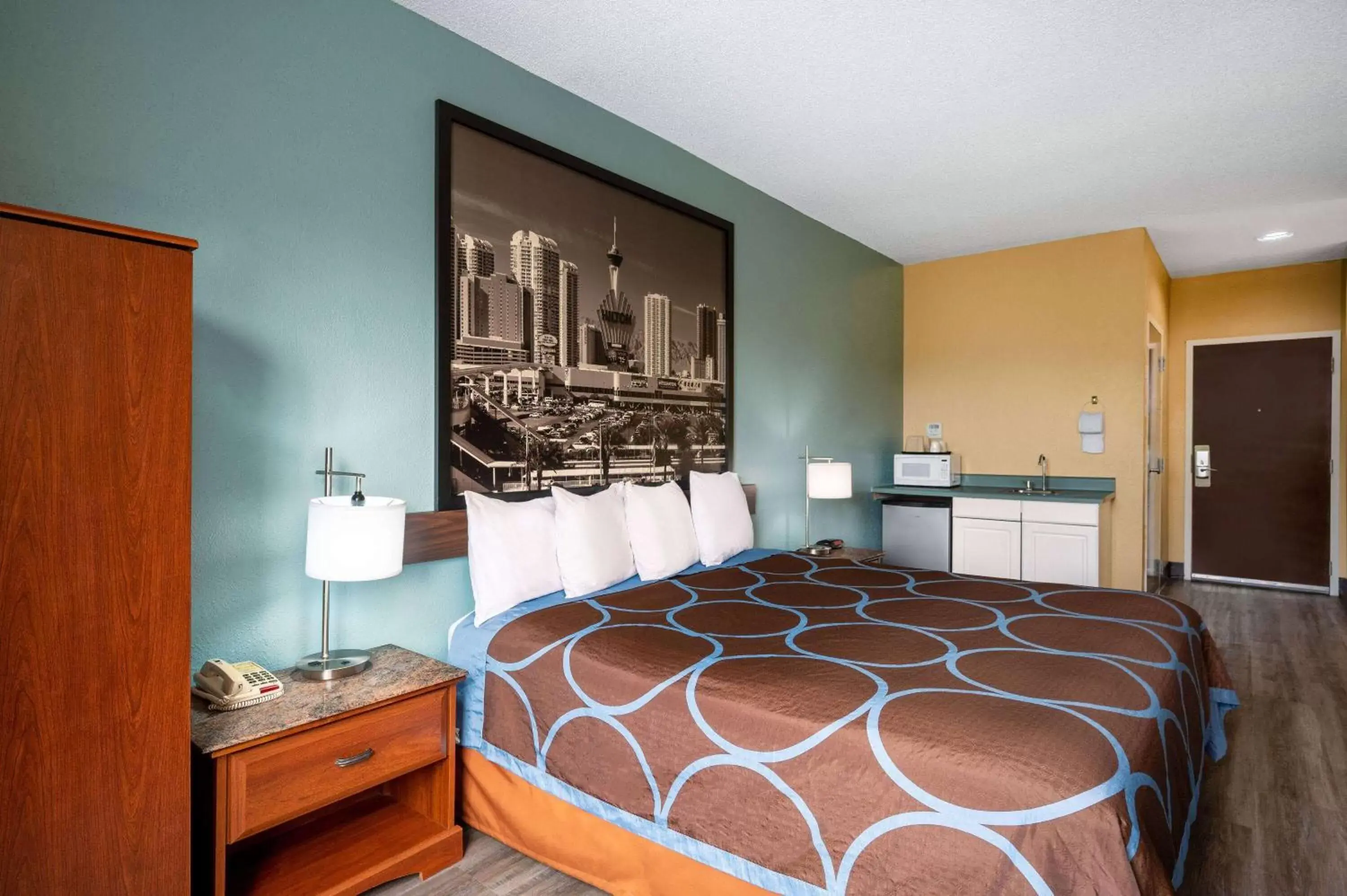 King Studio Suite - Non-Smoking in Super 8 by Wyndham Salisbury King Studio Suite - Non-Smoking in Super 8 by Wyndham Salisbury