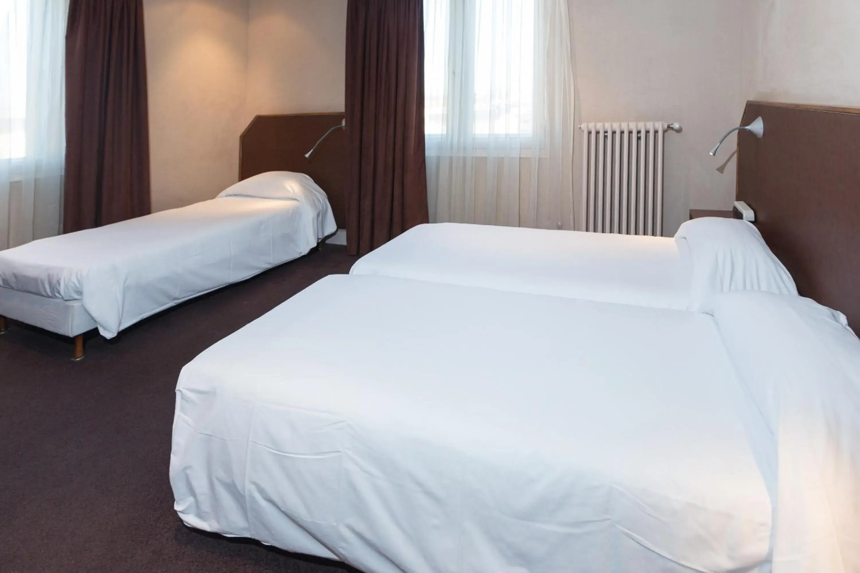 Triple Room (1 Double Bed + 1 Single Bed) in Brit Hotel Terminus Triple Room (1 Double Bed + 1 Single Bed) in Brit Hotel Terminus