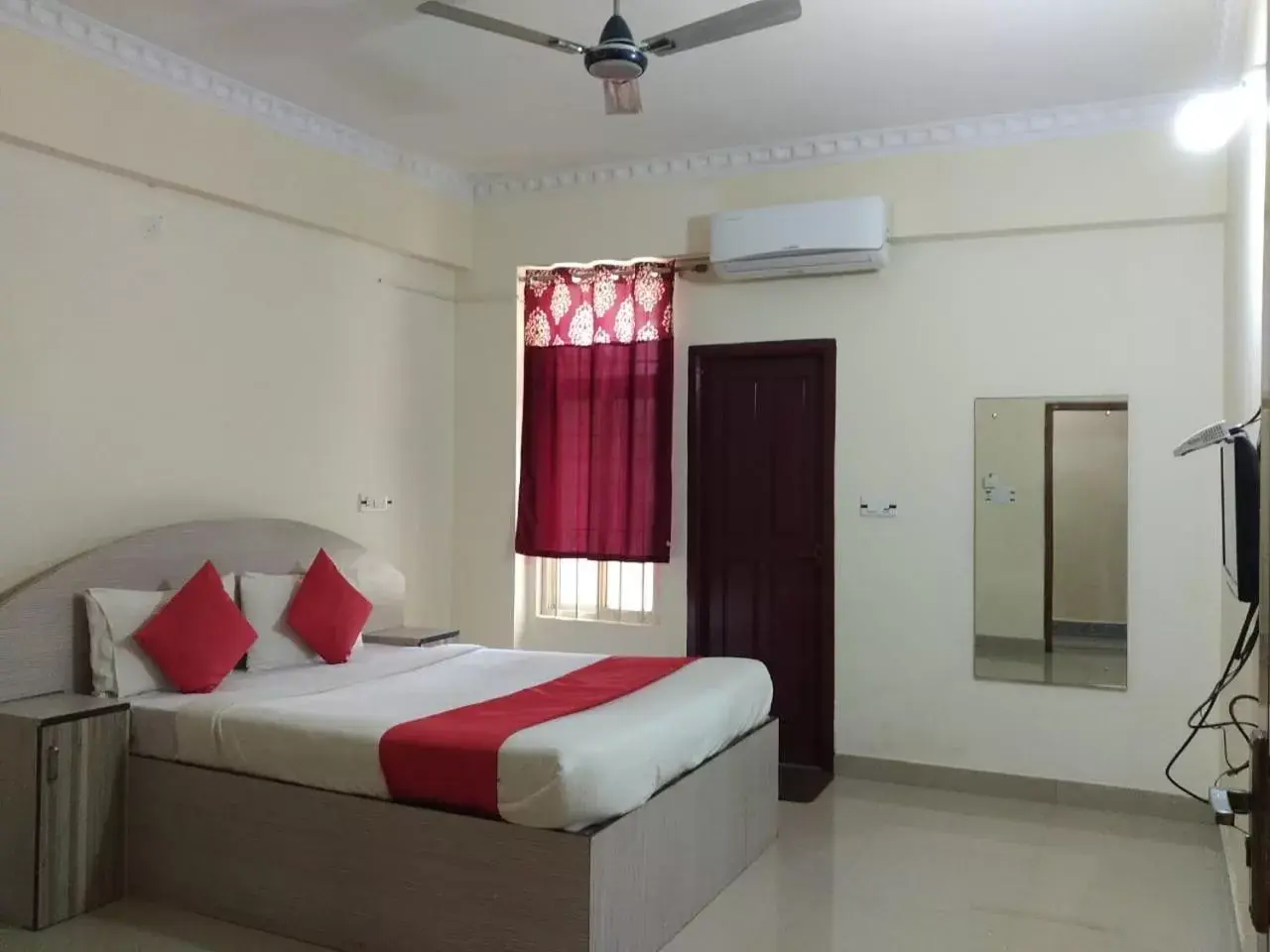 Deluxe Double Room in Srinivasa Residency Deluxe Double Room in Srinivasa Residency