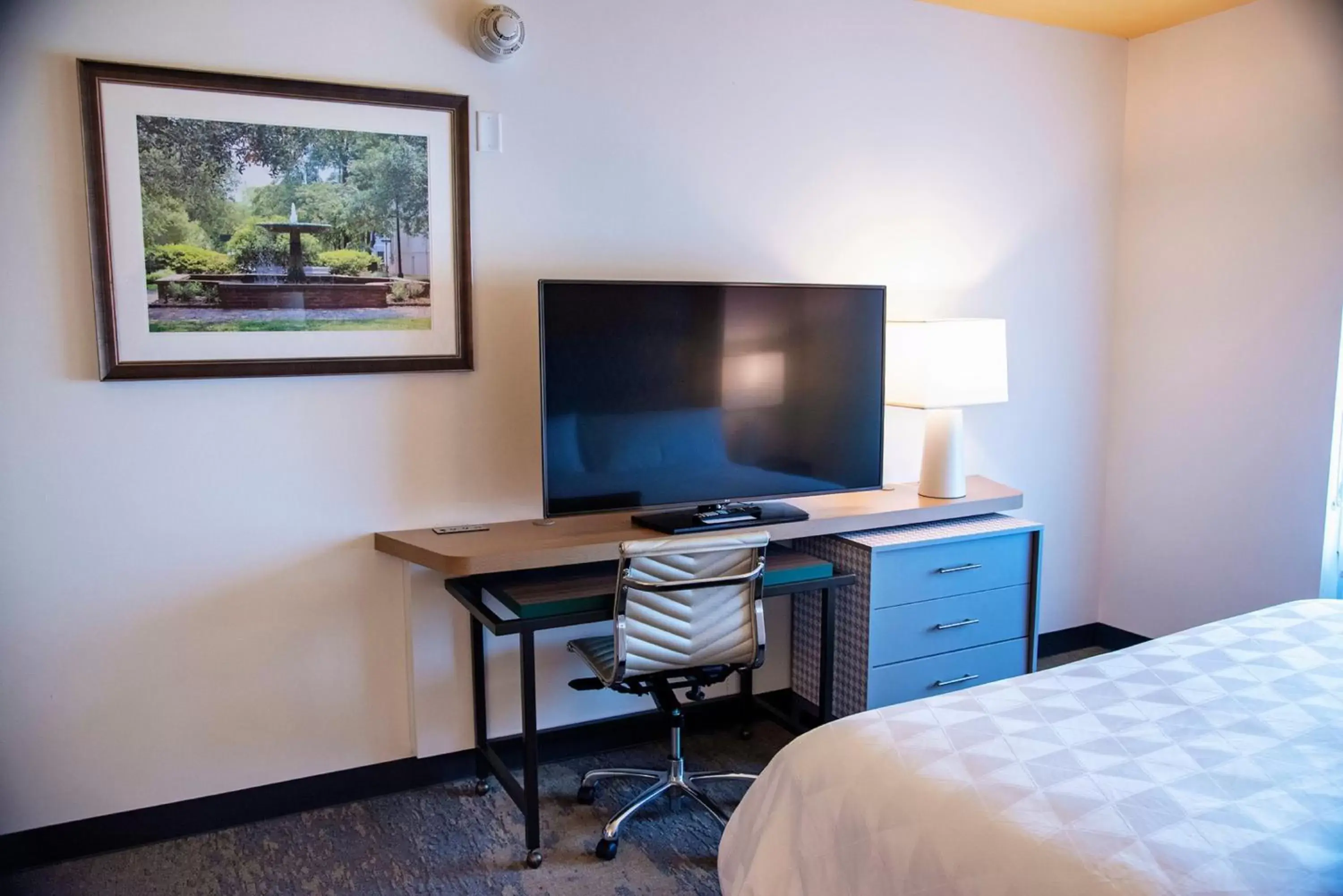 King Room - Mobility Access/Roll in Shower - Non-Smoking in Holiday Inn & Suites - Savannah Airport - Pooler, an IHG Hotel King Room - Mobility Access/Roll in Shower - Non-Smoking in Holiday Inn & Suites - Savannah Airport - Pooler, an IHG Hotel