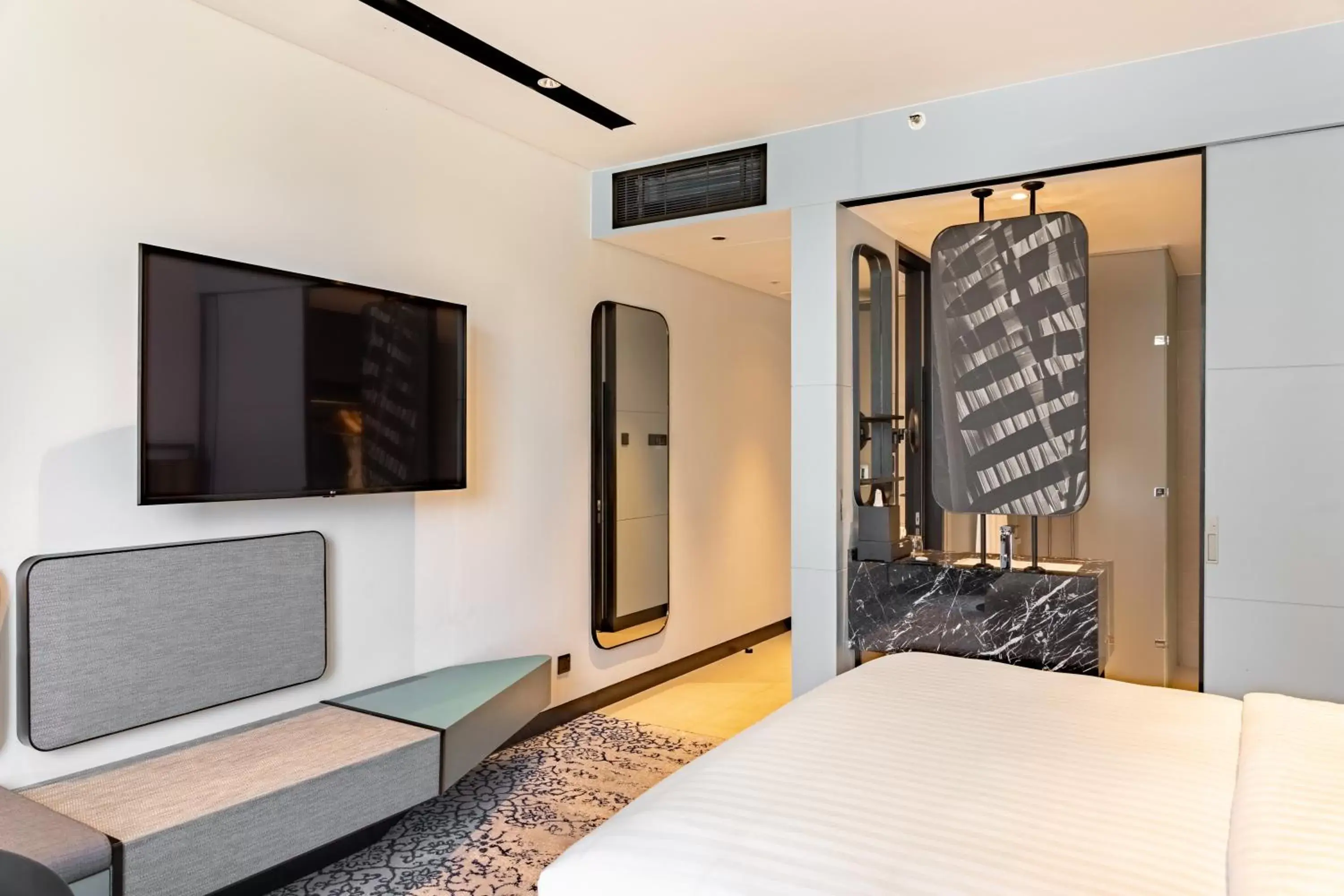 Superior King Room with City View – Includes a 20% discount at Beira Kitchen and Ala Carte in Courtyard by Marriott Colombo Superior King Room with City View – Includes a 20% discount at Beira Kitchen and Ala Carte in Courtyard by Marriott Colombo