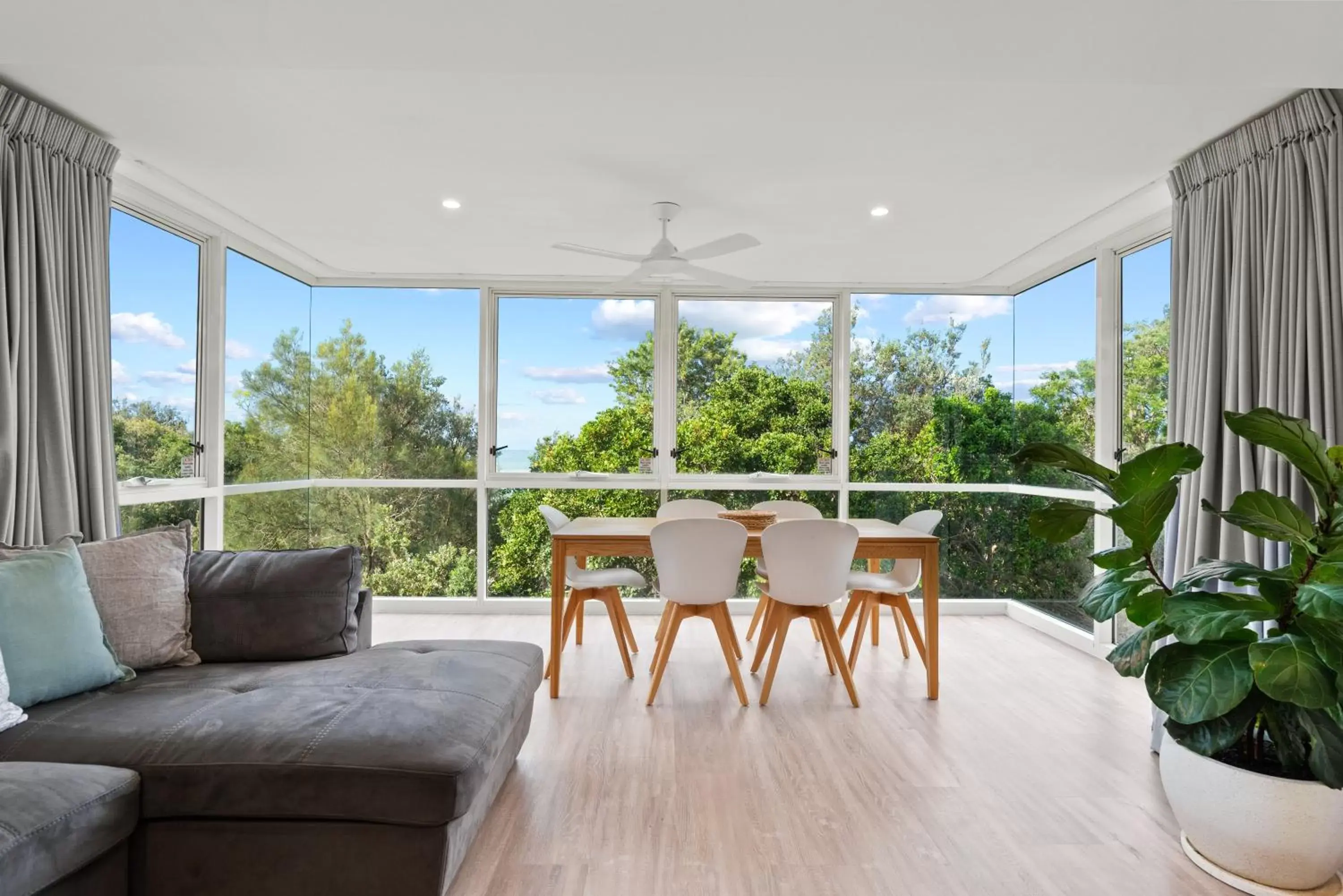 Superior Two-Bedroom Apartment with No Balcony - Garden View (Level 3) in 84 The Spit Holiday Apartments Superior Two-Bedroom Apartment with No Balcony - Garden View (Level 3) in 84 The Spit Holiday Apartments