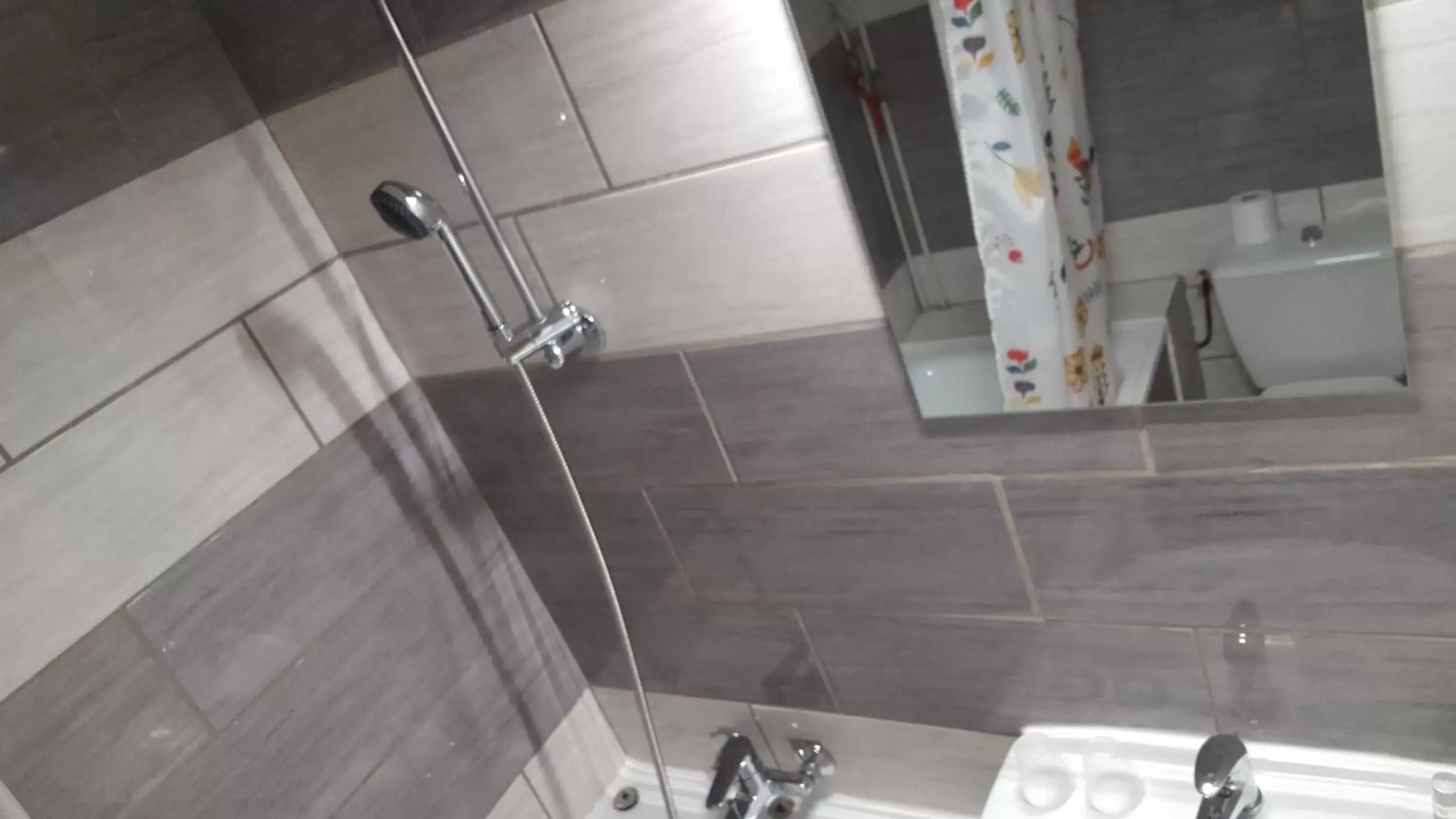 Twin Room in Hôtel Confort Twin Room in Hôtel Confort