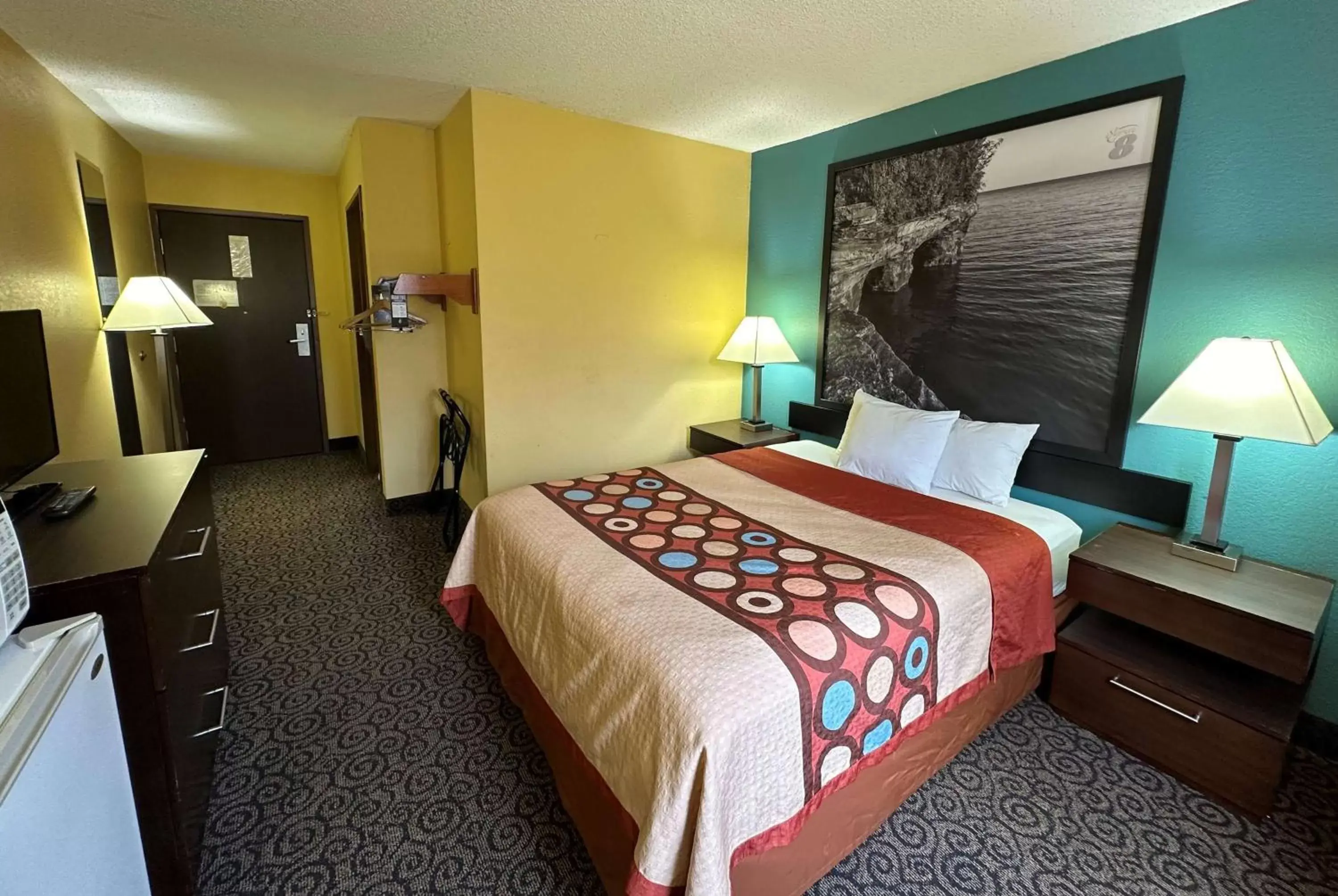 Deluxe King Room - Non-Smoking in Super 8 by Wyndham Appleton Deluxe King Room - Non-Smoking in Super 8 by Wyndham Appleton