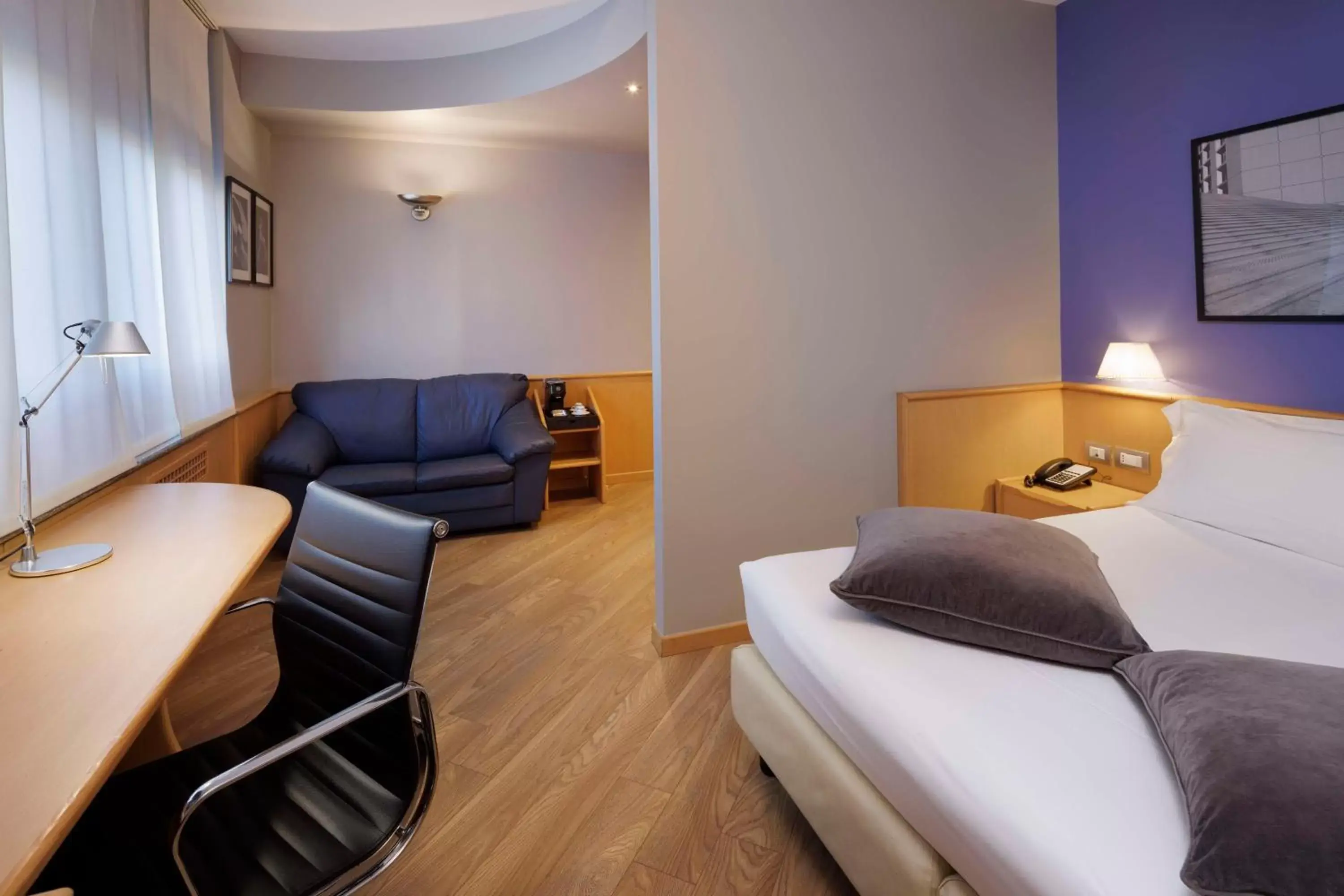 Deluxe Queen Room in Best Western Plus Executive Hotel and Suites Deluxe Queen Room in Best Western Plus Executive Hotel and Suites