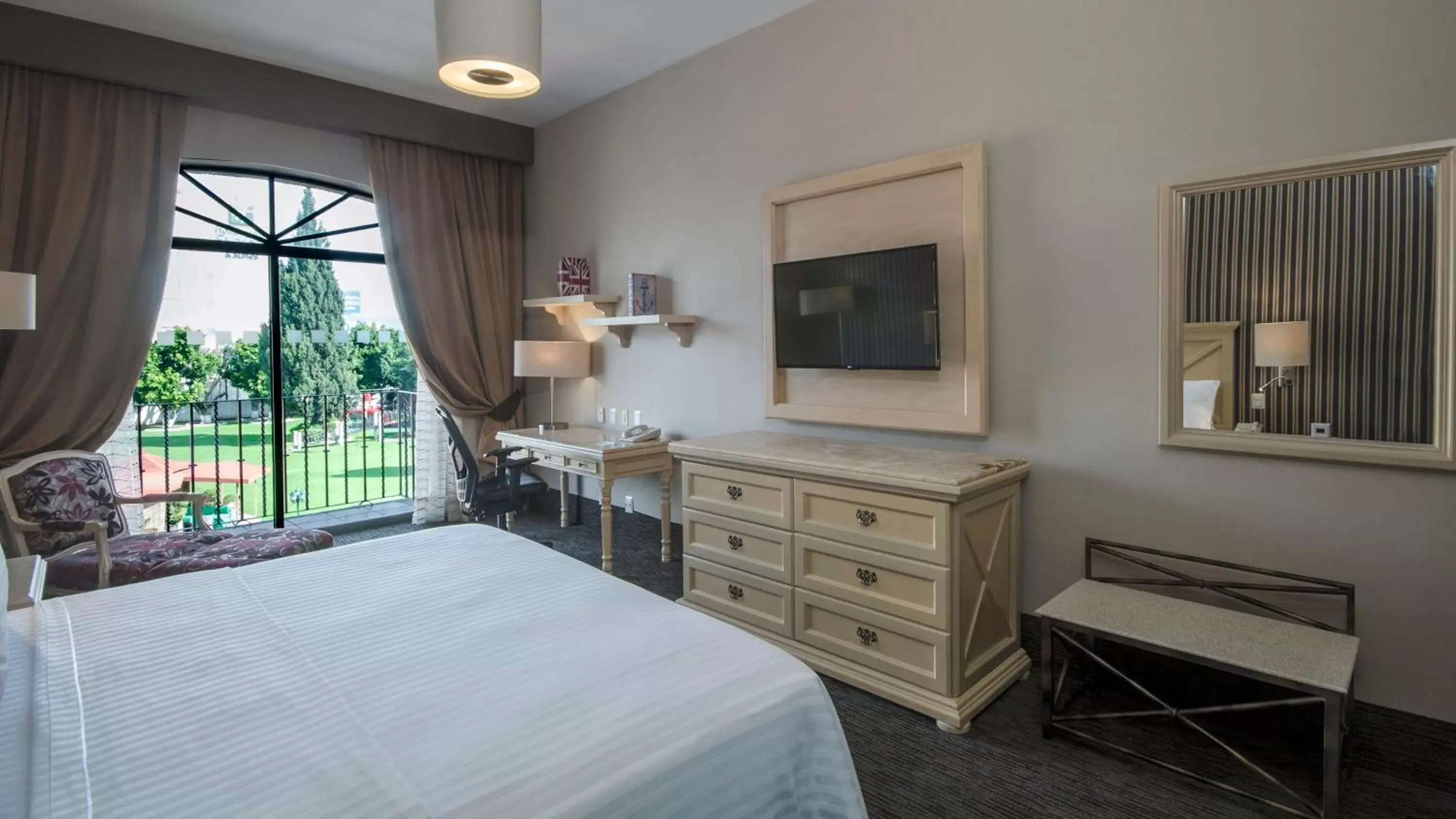 Standard King Room - Top Floor in Holiday Inn Queretaro Centro Historico by IHG Standard King Room - Top Floor in Holiday Inn Queretaro Centro Historico by IHG