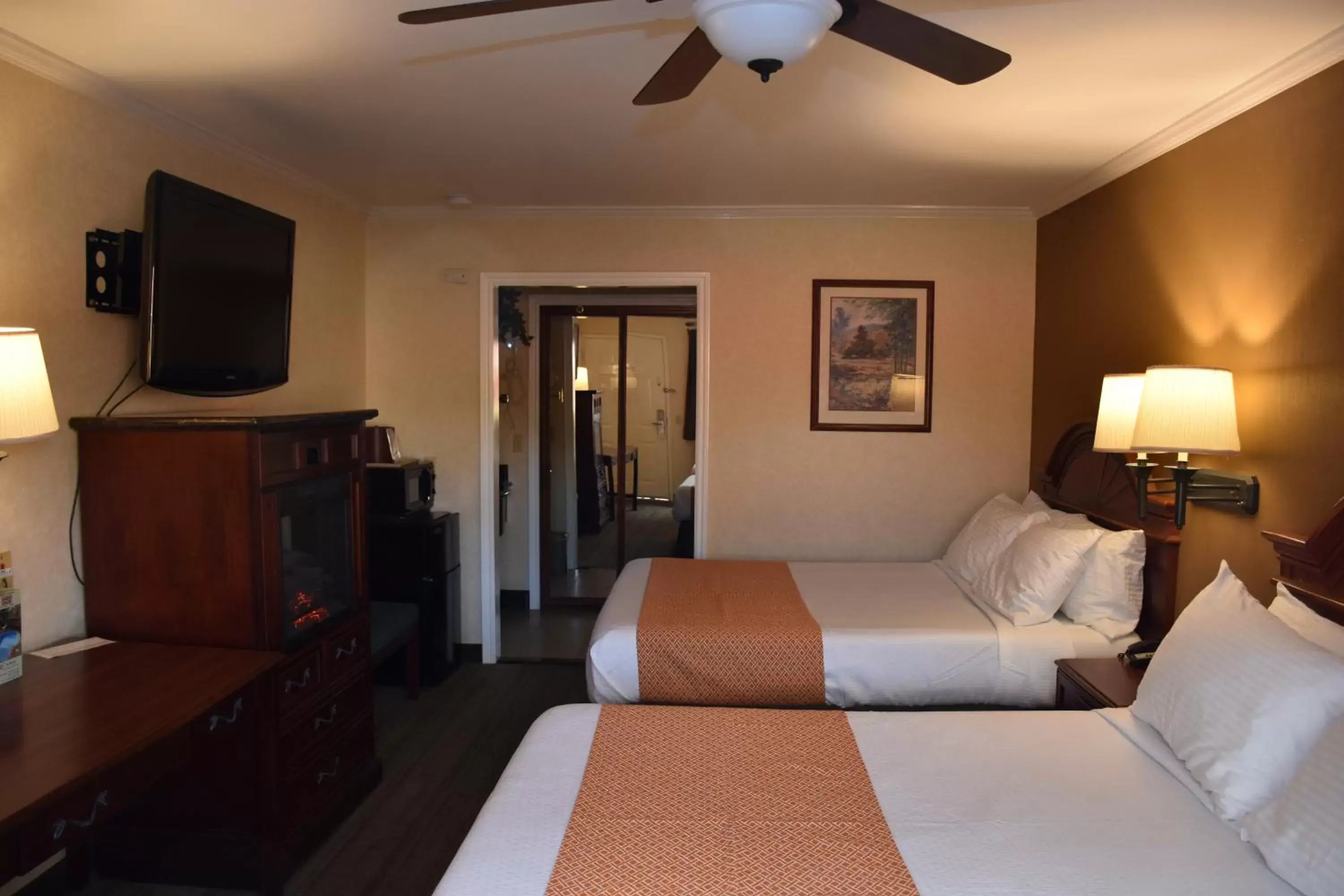 Deluxe Double Room in Dynasty Suites Redlands Deluxe Double Room in Dynasty Suites Redlands