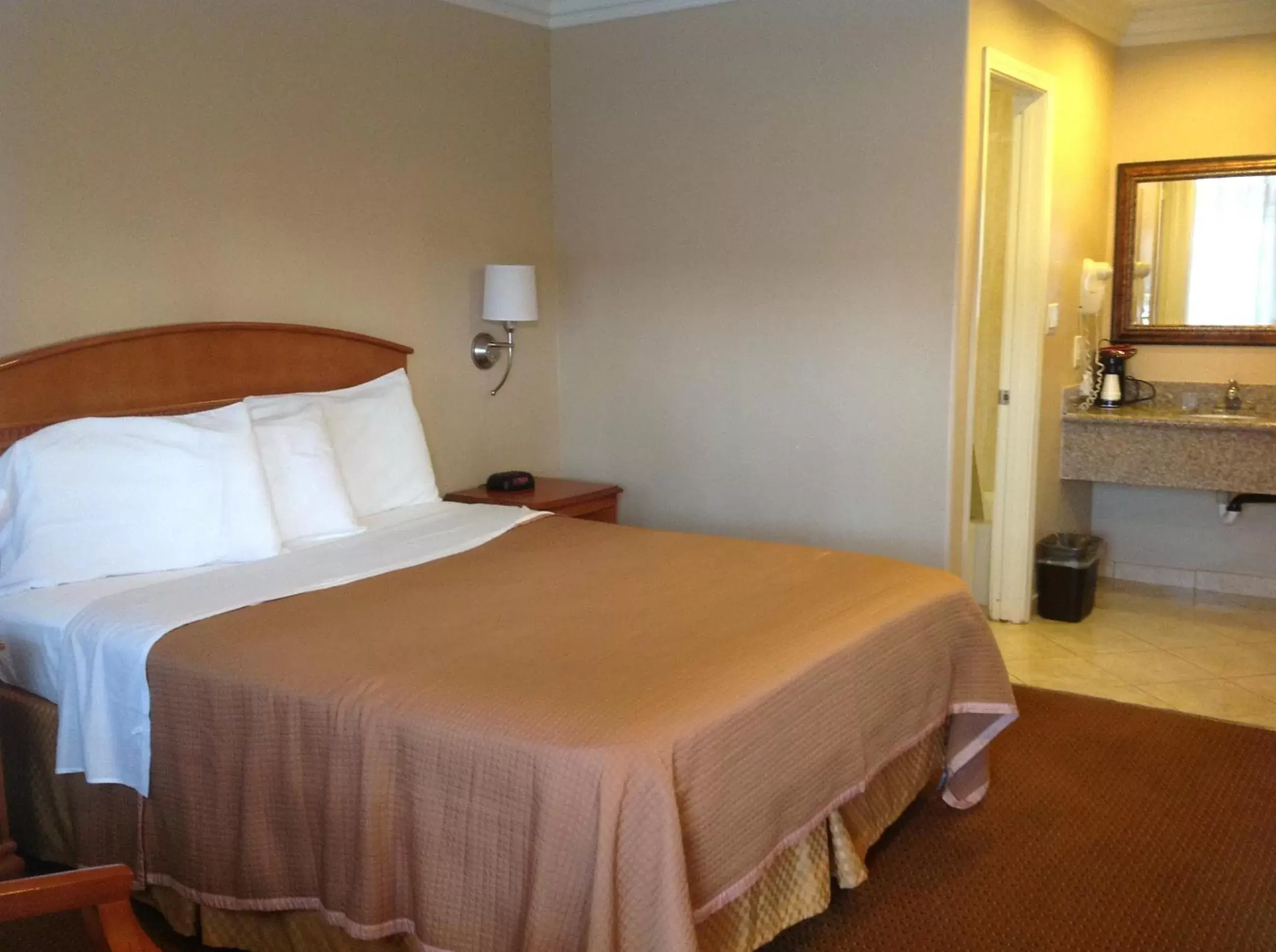 King Room in Hyland Motel Van Nuys King Room in Hyland Motel Van Nuys