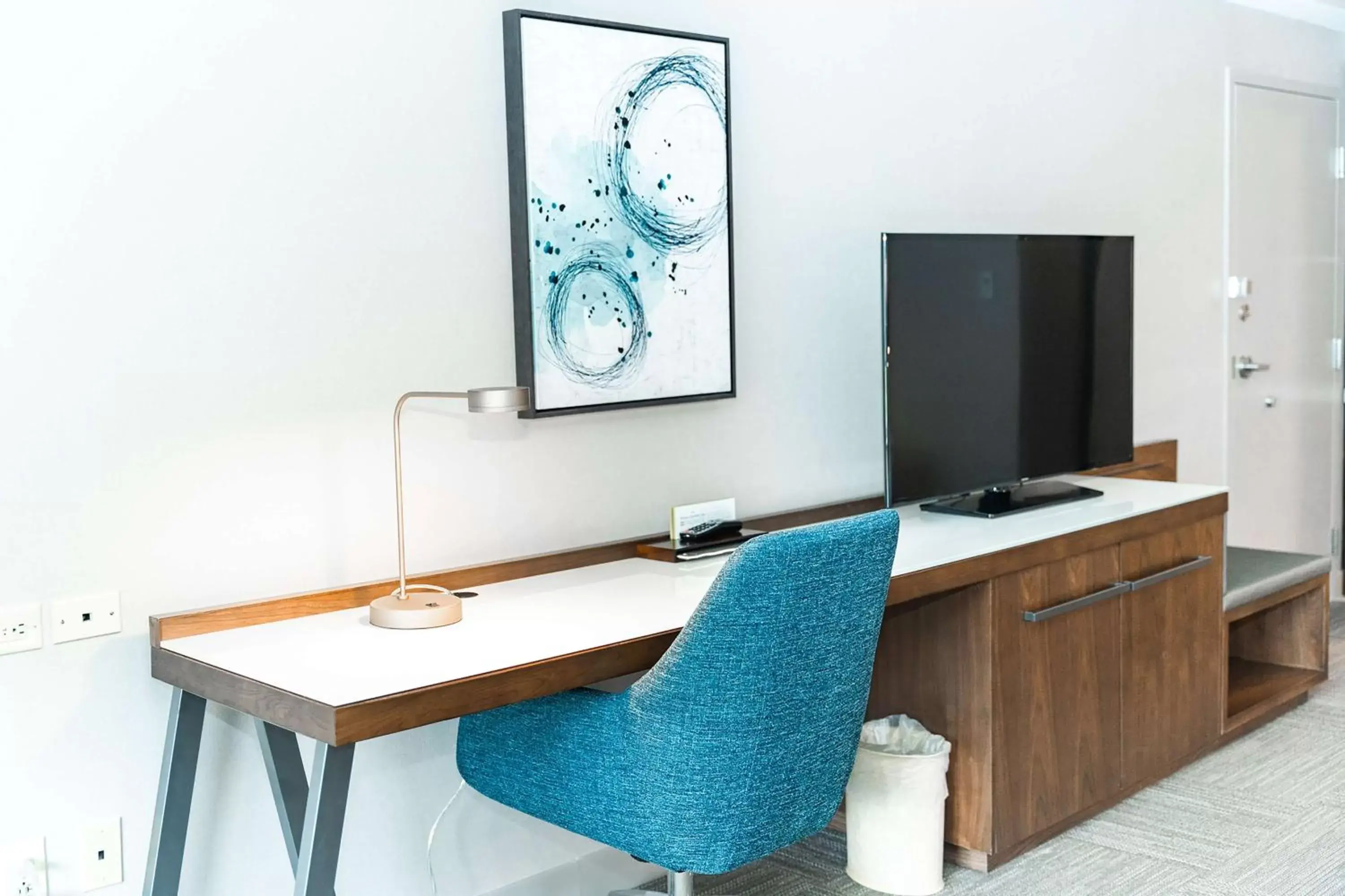 King Room with Tub - Mobility and Hearing Access in Hilton Garden Inn Fairfax King Room with Tub - Mobility and Hearing Access in Hilton Garden Inn Fairfax