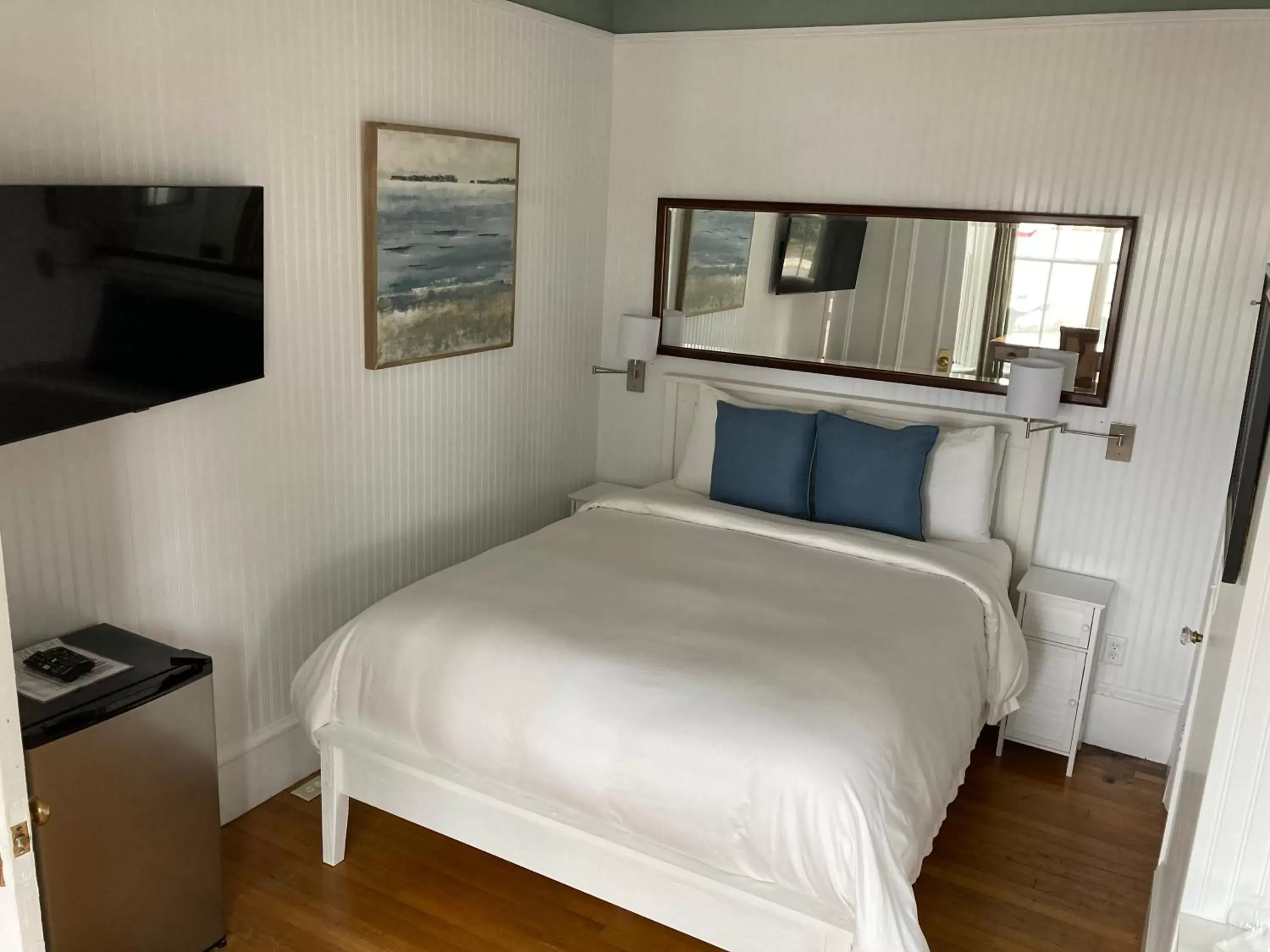 Junior Suite Queen Room with Ocean View #1 in Prince Albert Guest House, Provincetown Junior Suite Queen Room with Ocean View #1 in Prince Albert Guest House, Provincetown