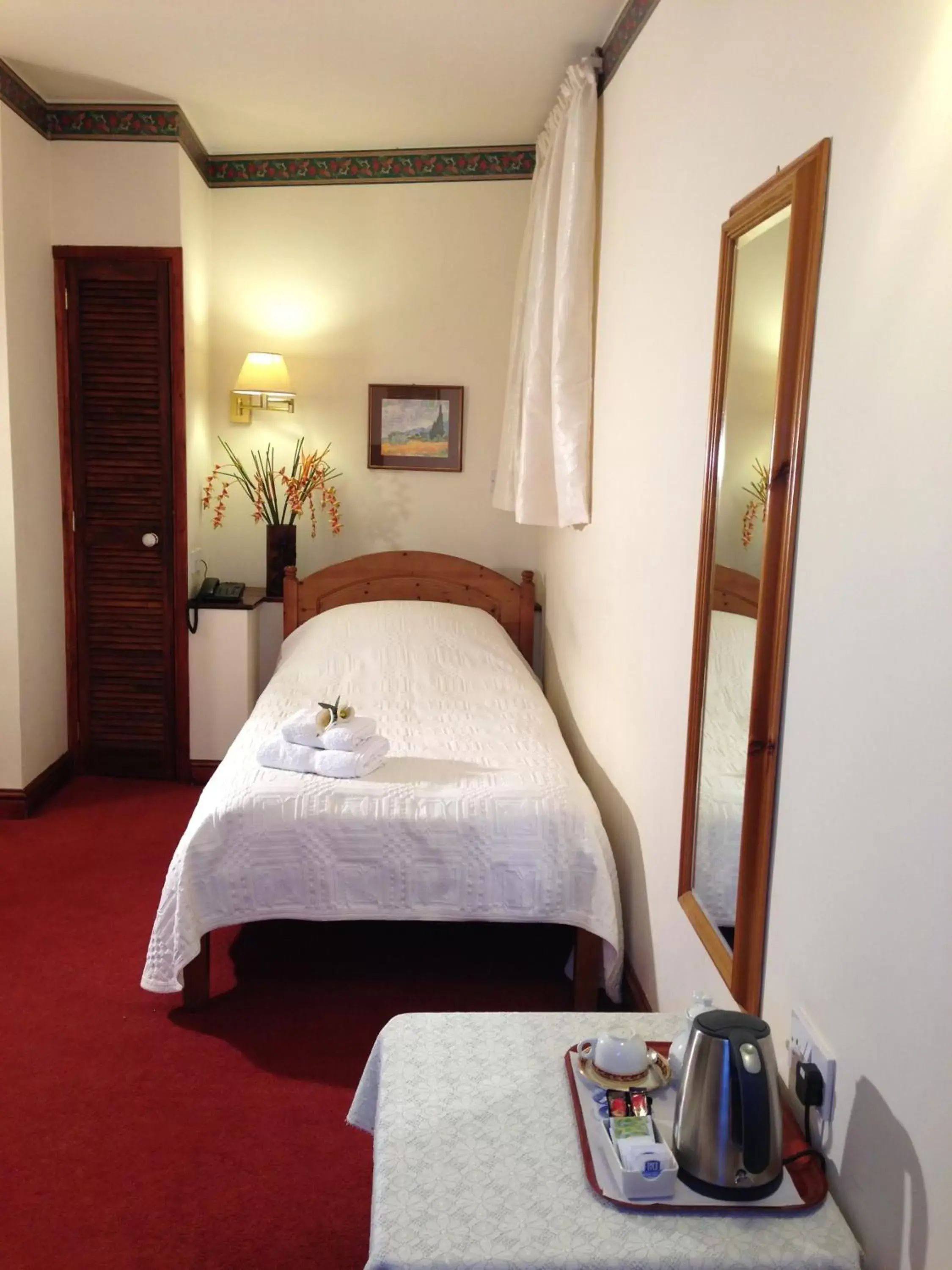 Single Room with Private External Bathroom in Garden Hotel Single Room with Private External Bathroom in Garden Hotel