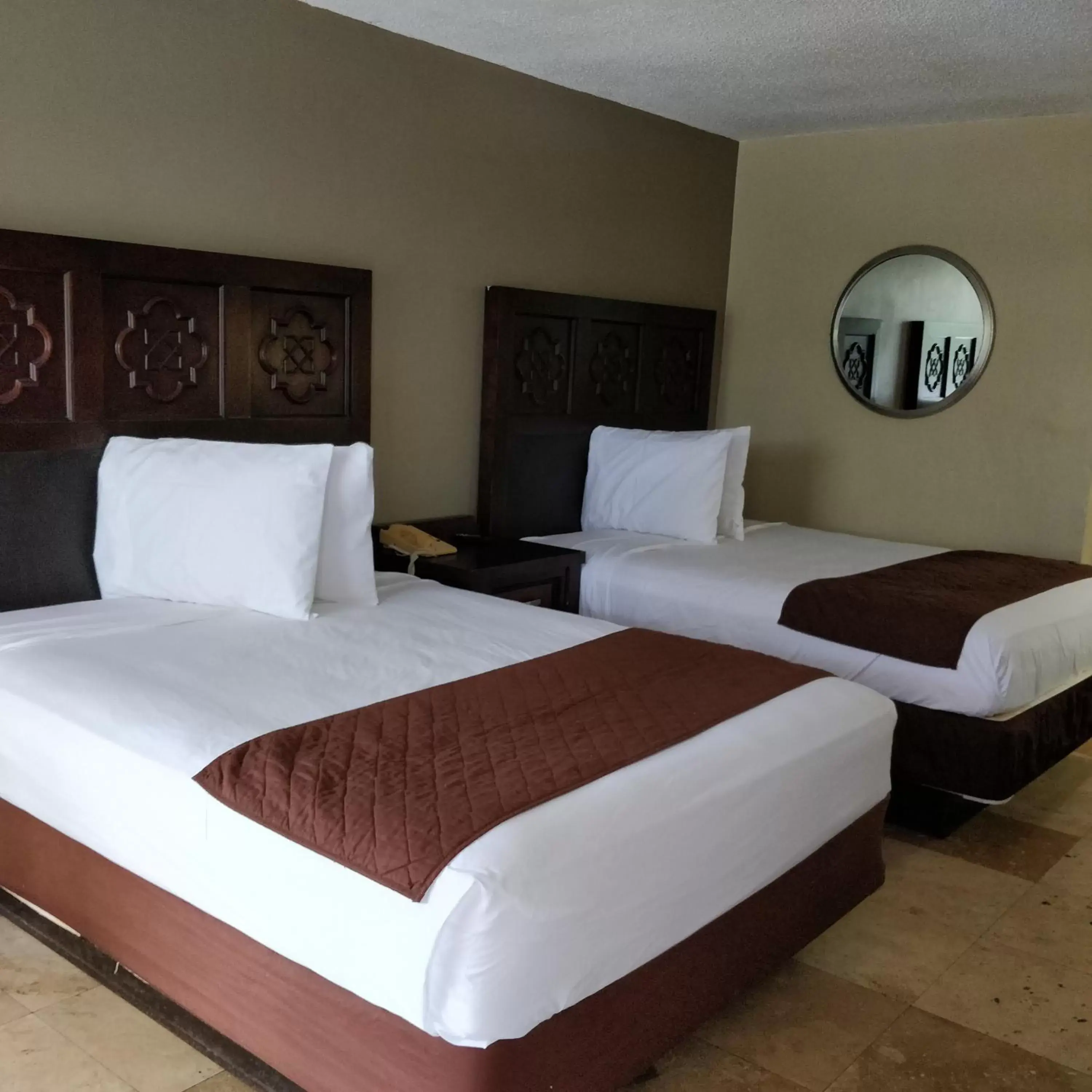 Queen Room with Pool View in Holiday Hotel Queen Room with Pool View in Holiday Hotel