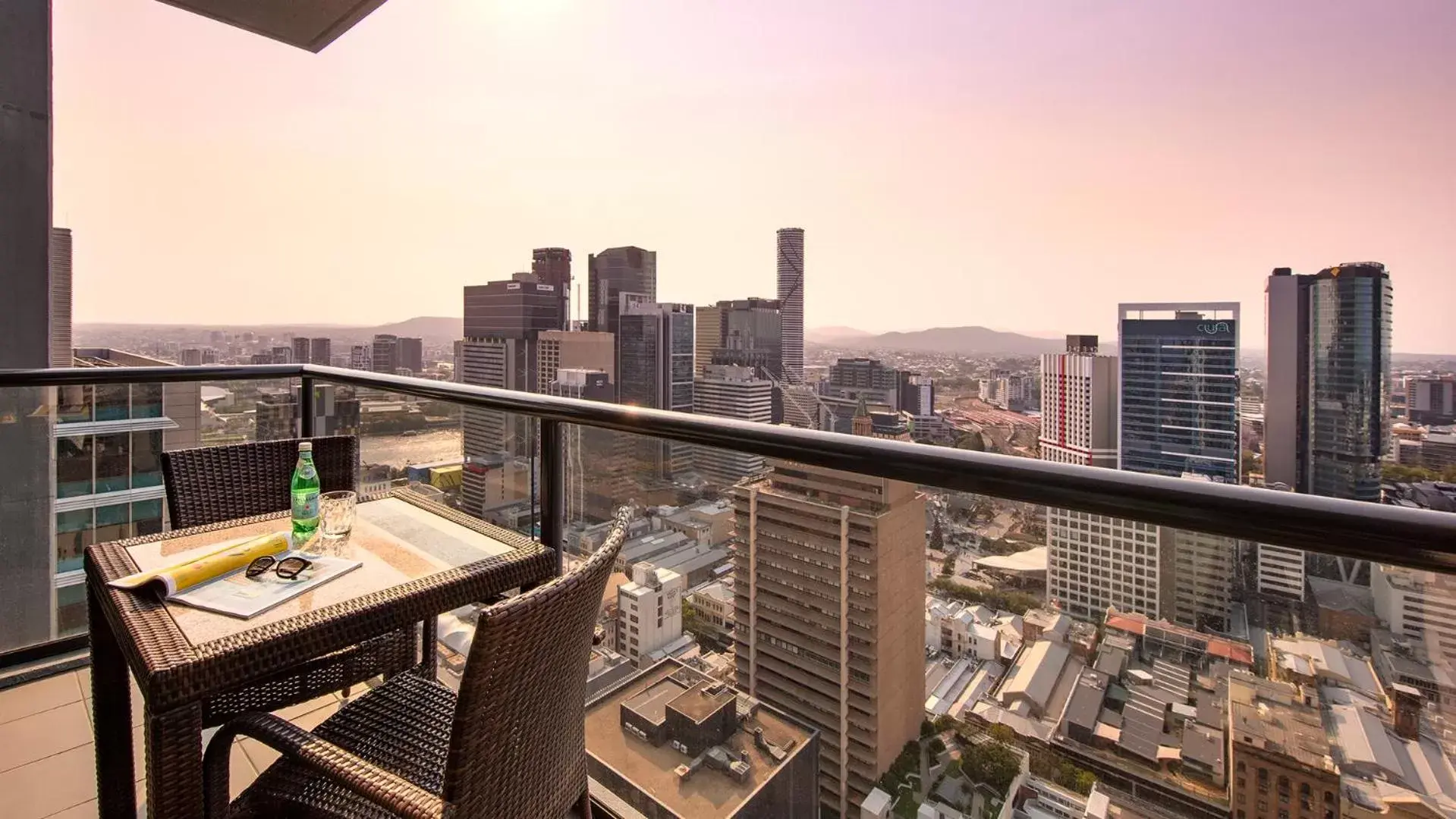 Executive One-Bedroom Apartment in Oaks Brisbane on Charlotte Suites Executive One-Bedroom Apartment in Oaks Brisbane on Charlotte Suites