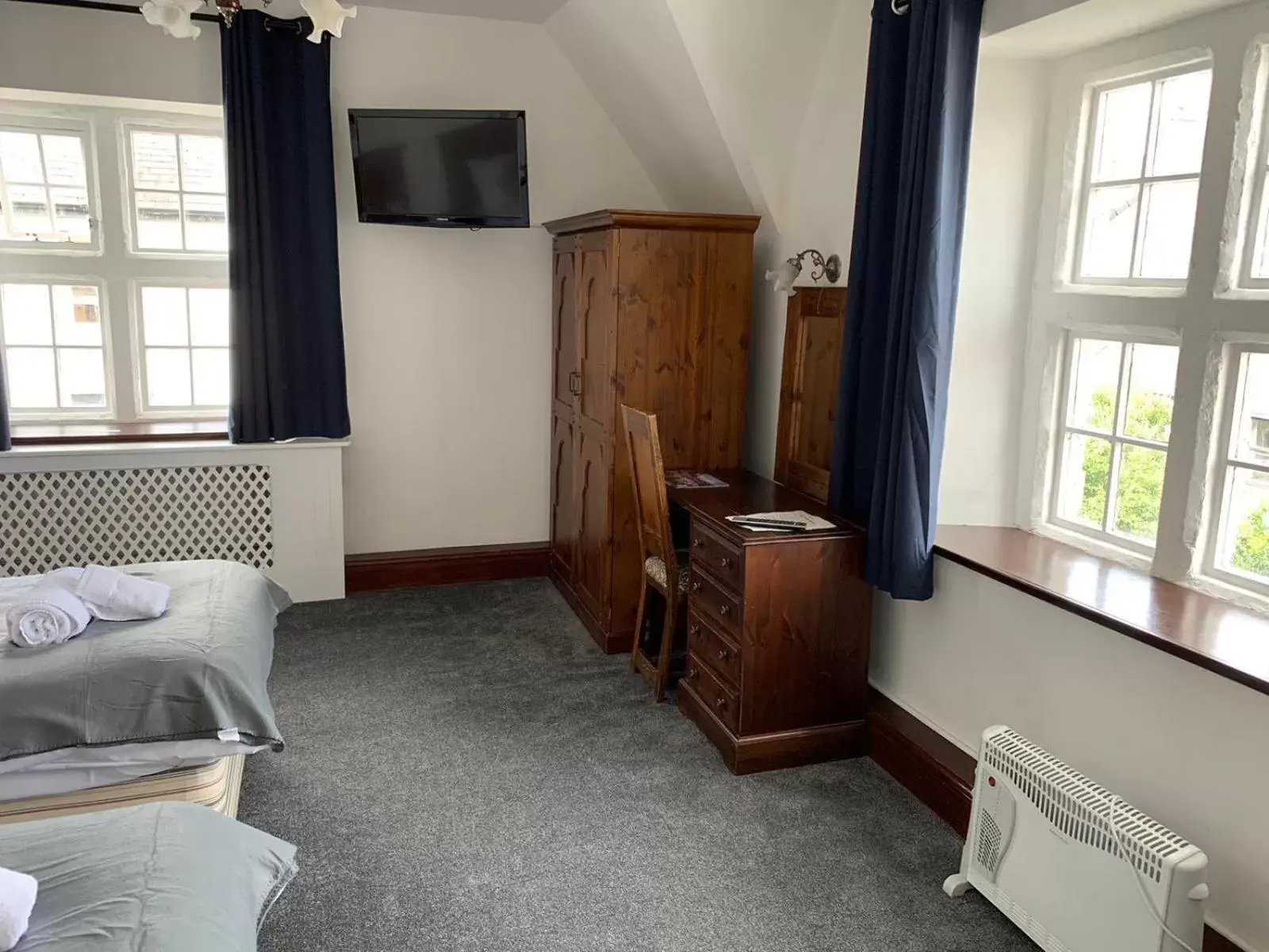 Standard Twin Room in The Bull Hotel Standard Twin Room in The Bull Hotel